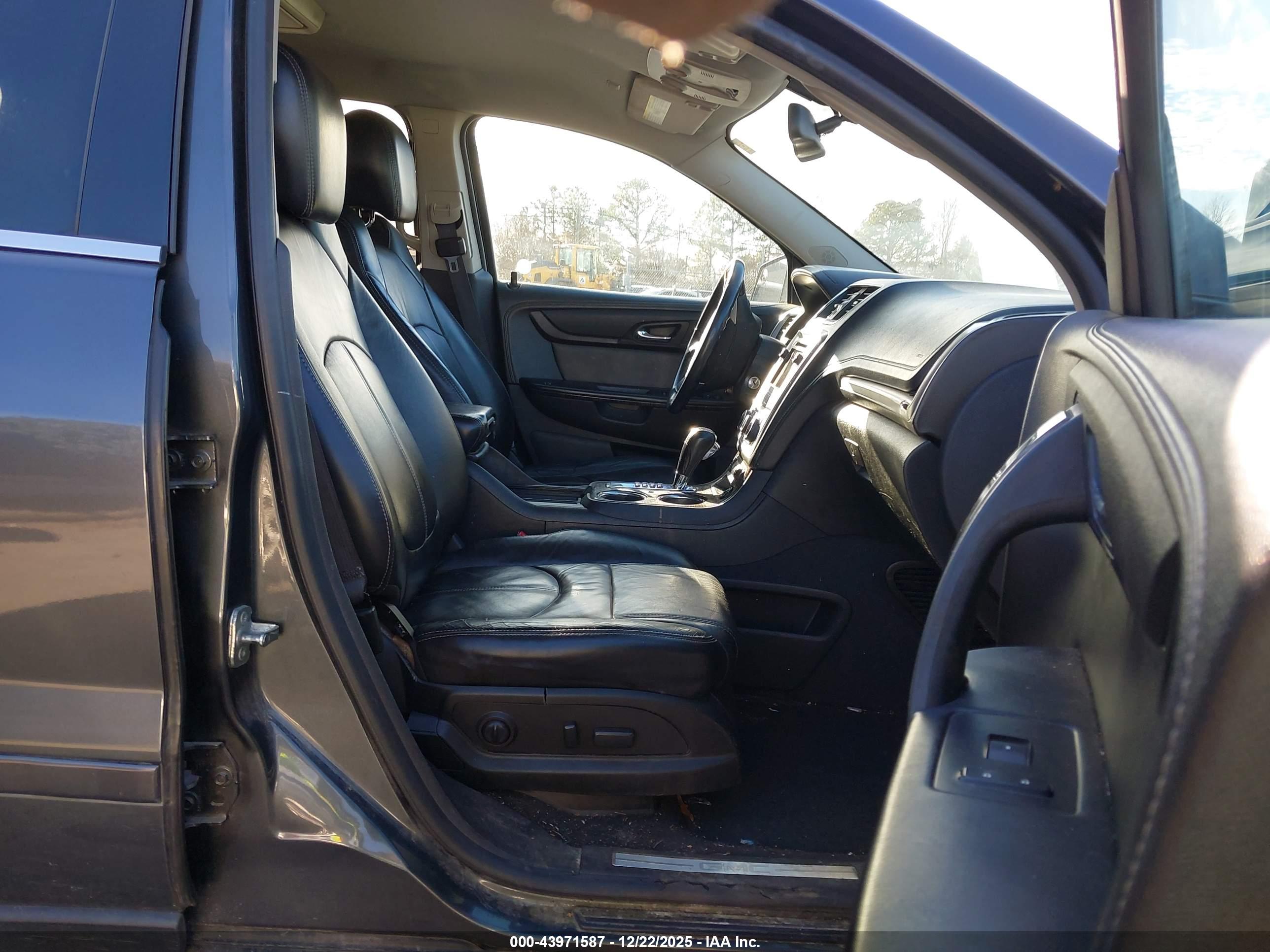 GMC ACADIA image 5