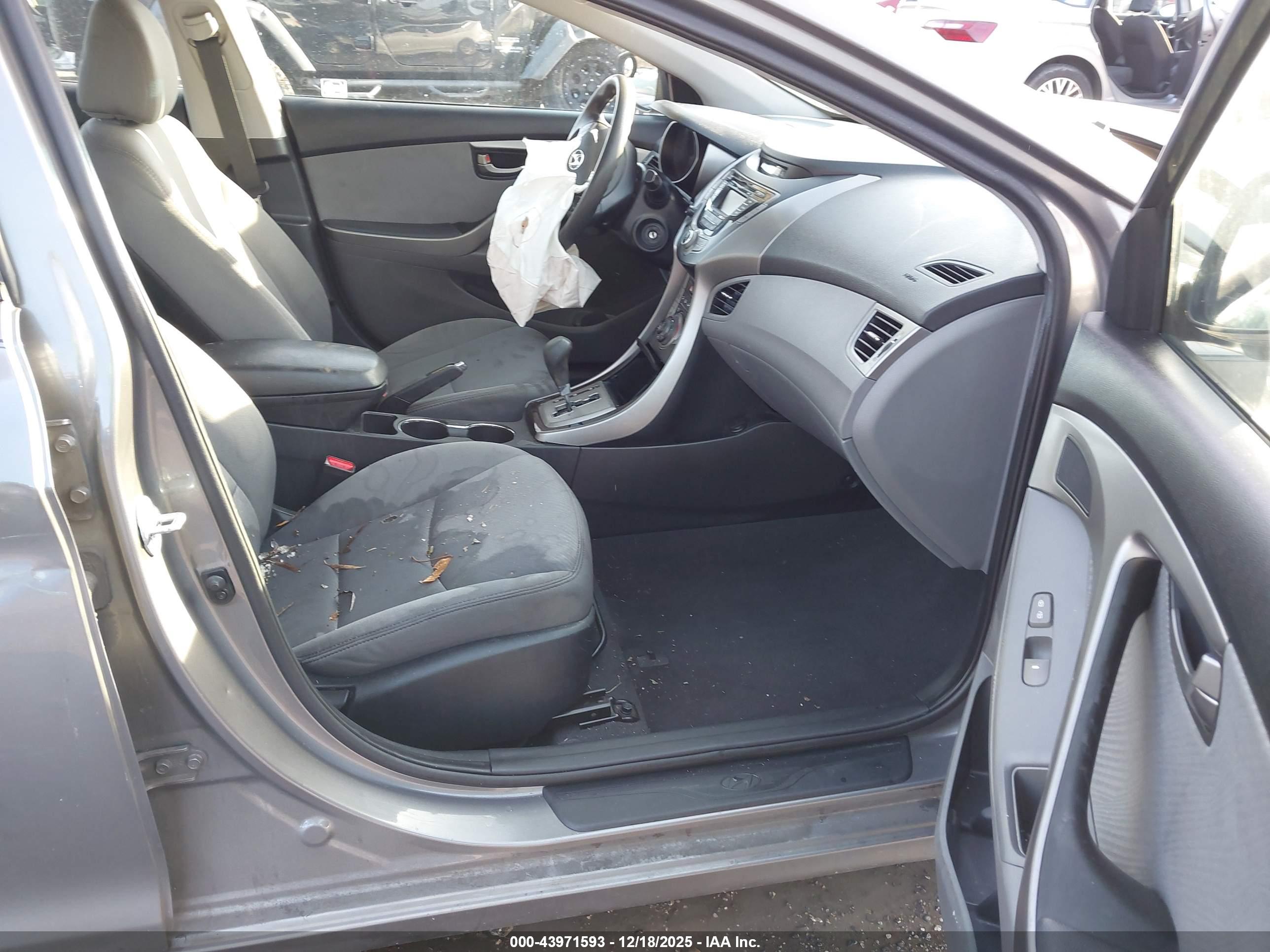 HYUNDAI ELANTRA image 5