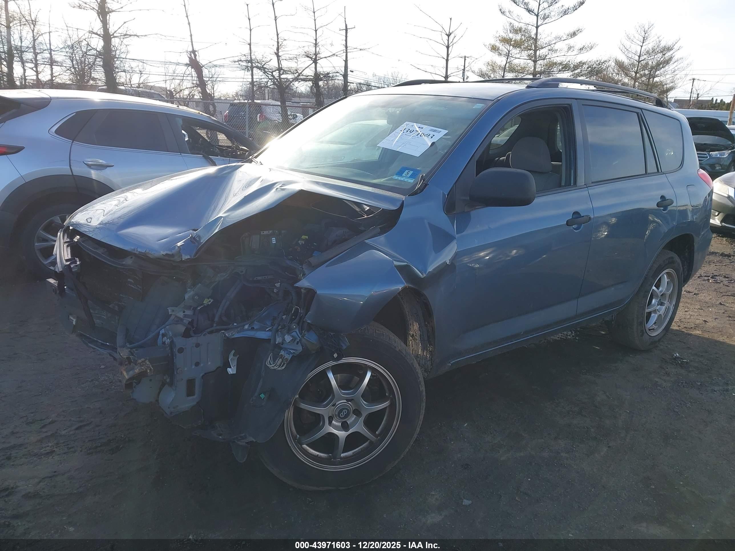 TOYOTA RAV4 image 2