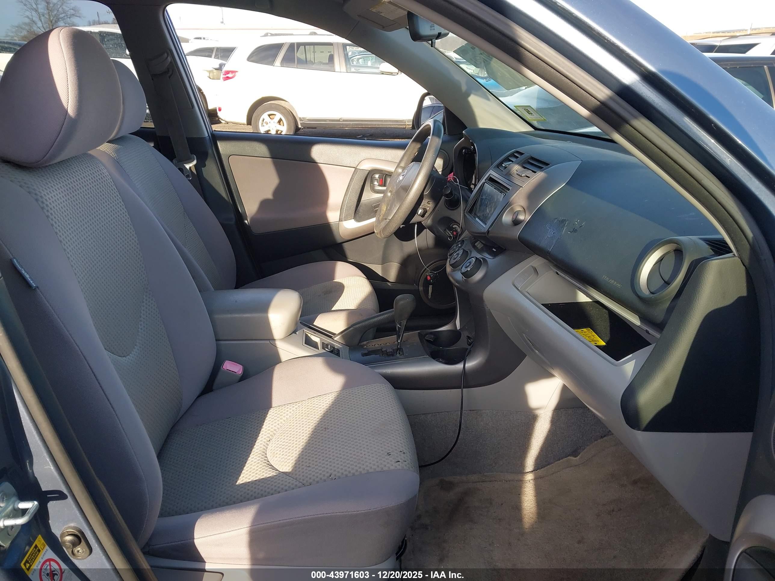 TOYOTA RAV4 image 5