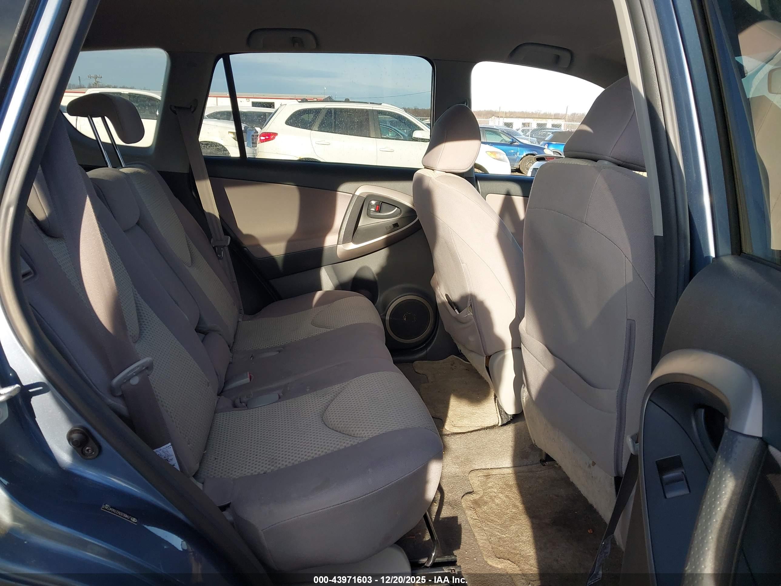 TOYOTA RAV4 image 8