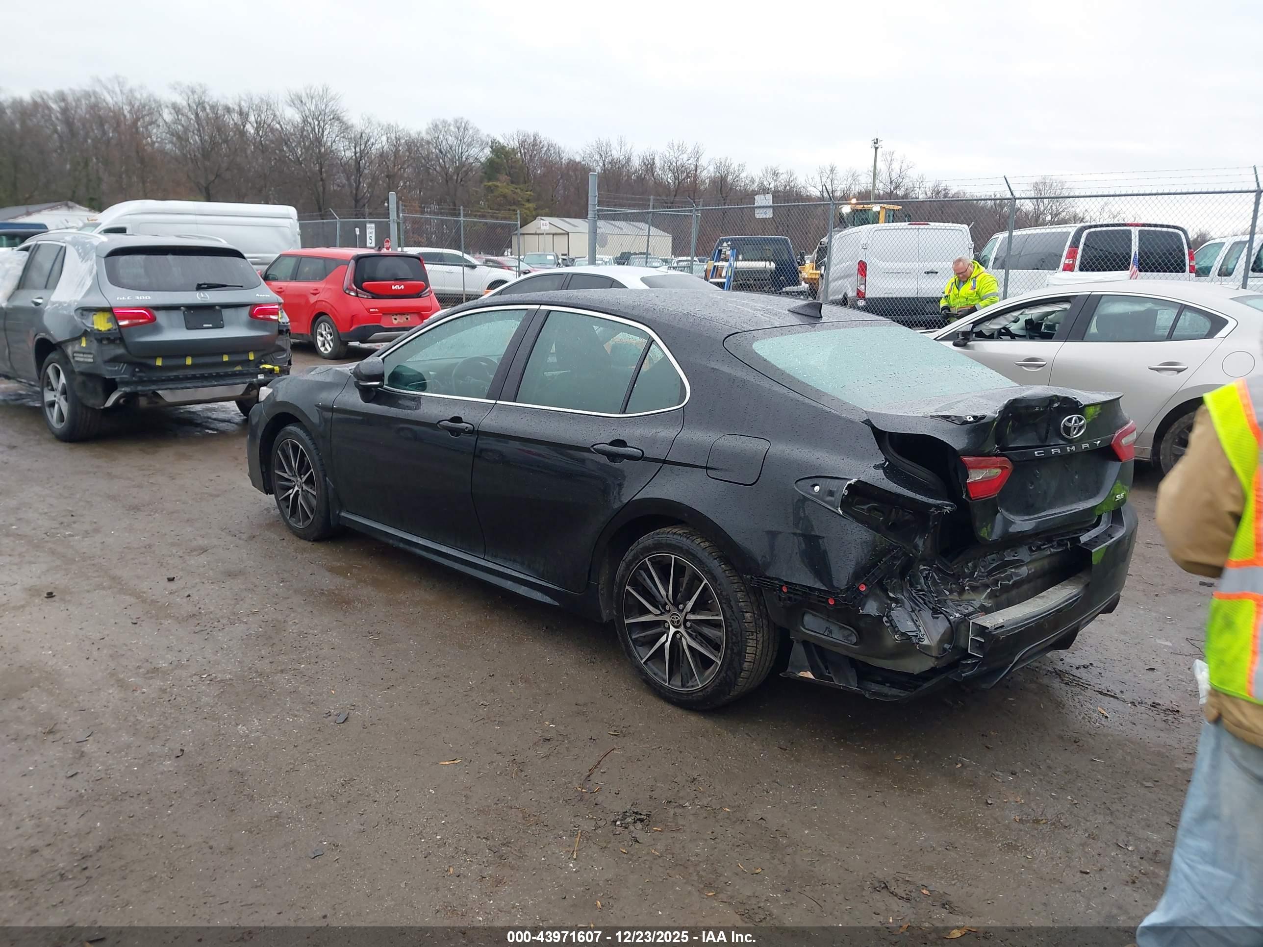 TOYOTA CAMRY image 3