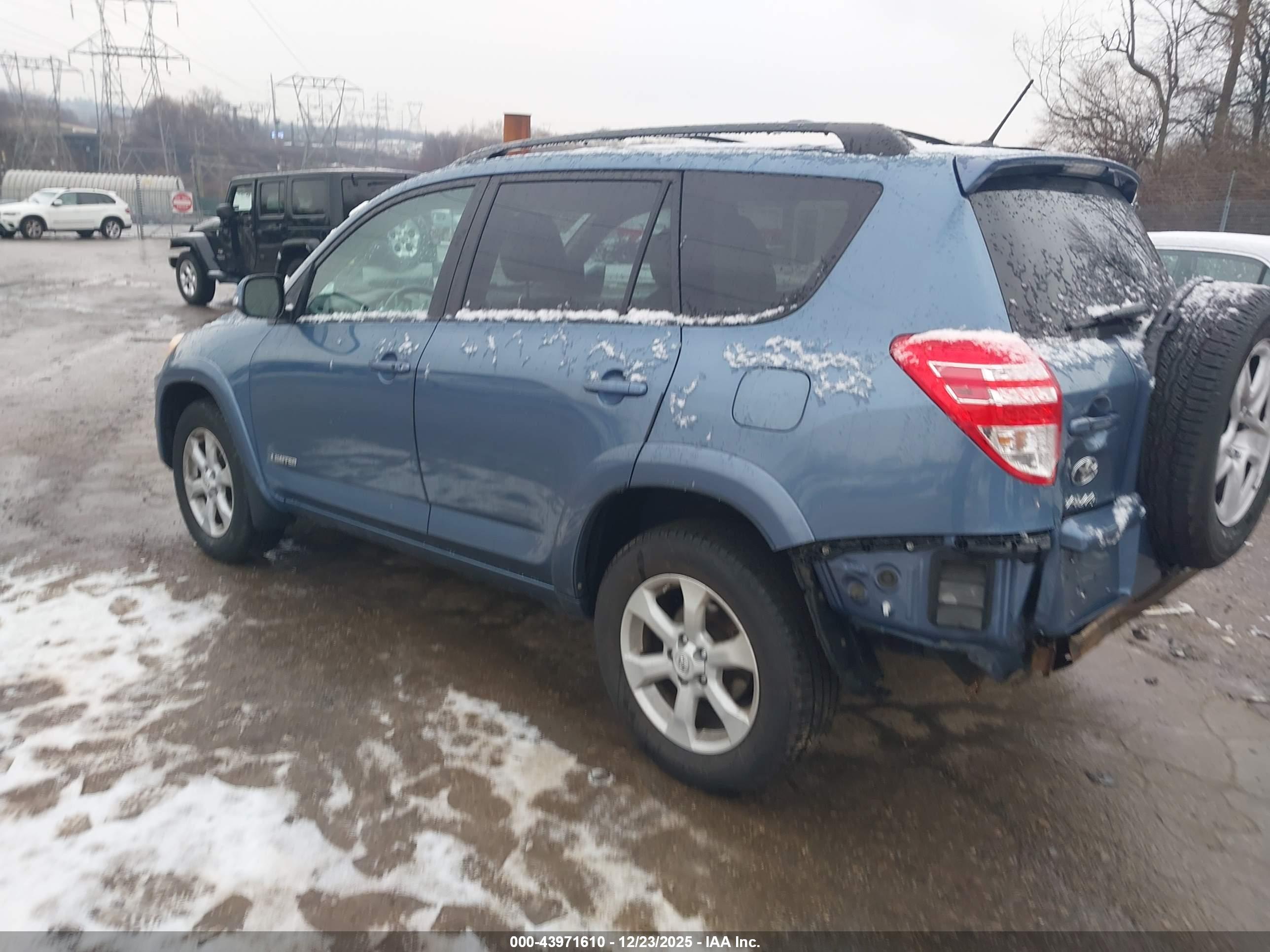 TOYOTA RAV4 image 3