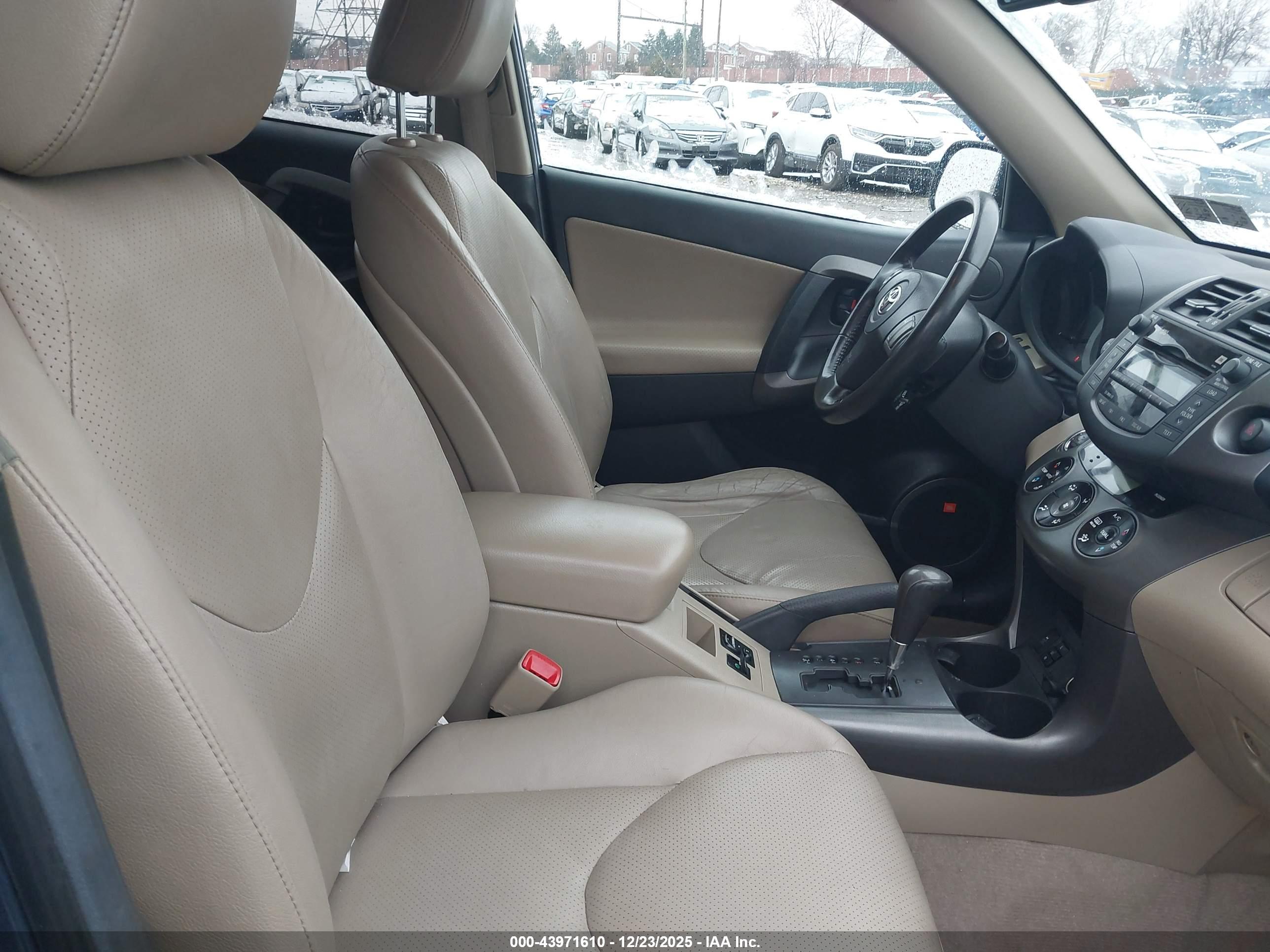TOYOTA RAV4 image 5