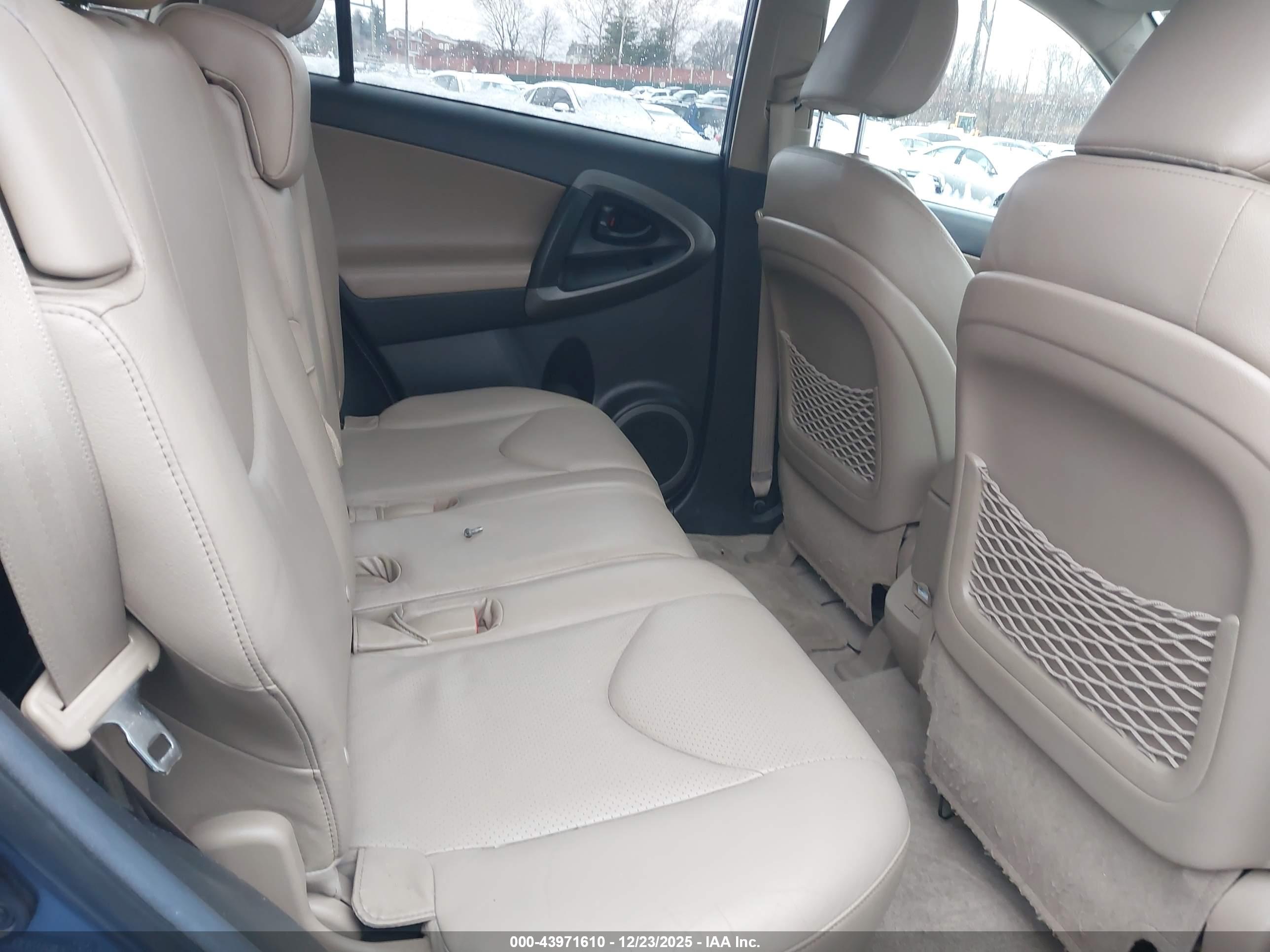 TOYOTA RAV4 image 8