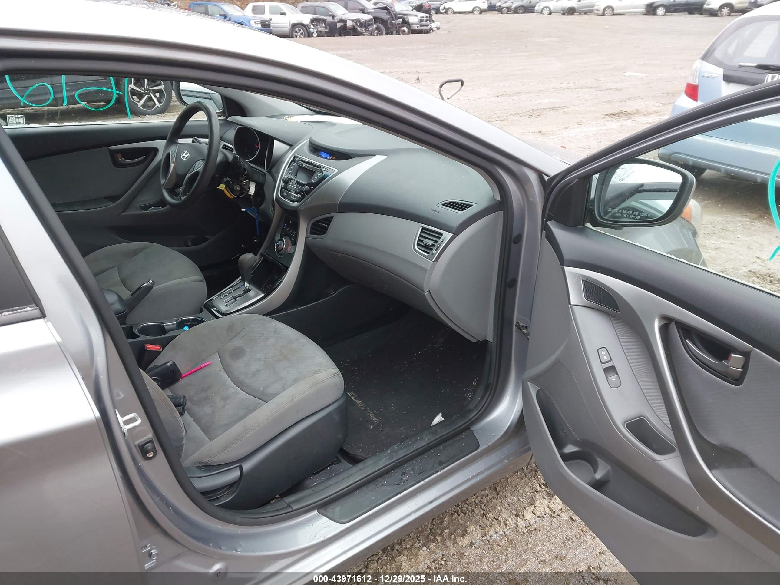 HYUNDAI ELANTRA image 5