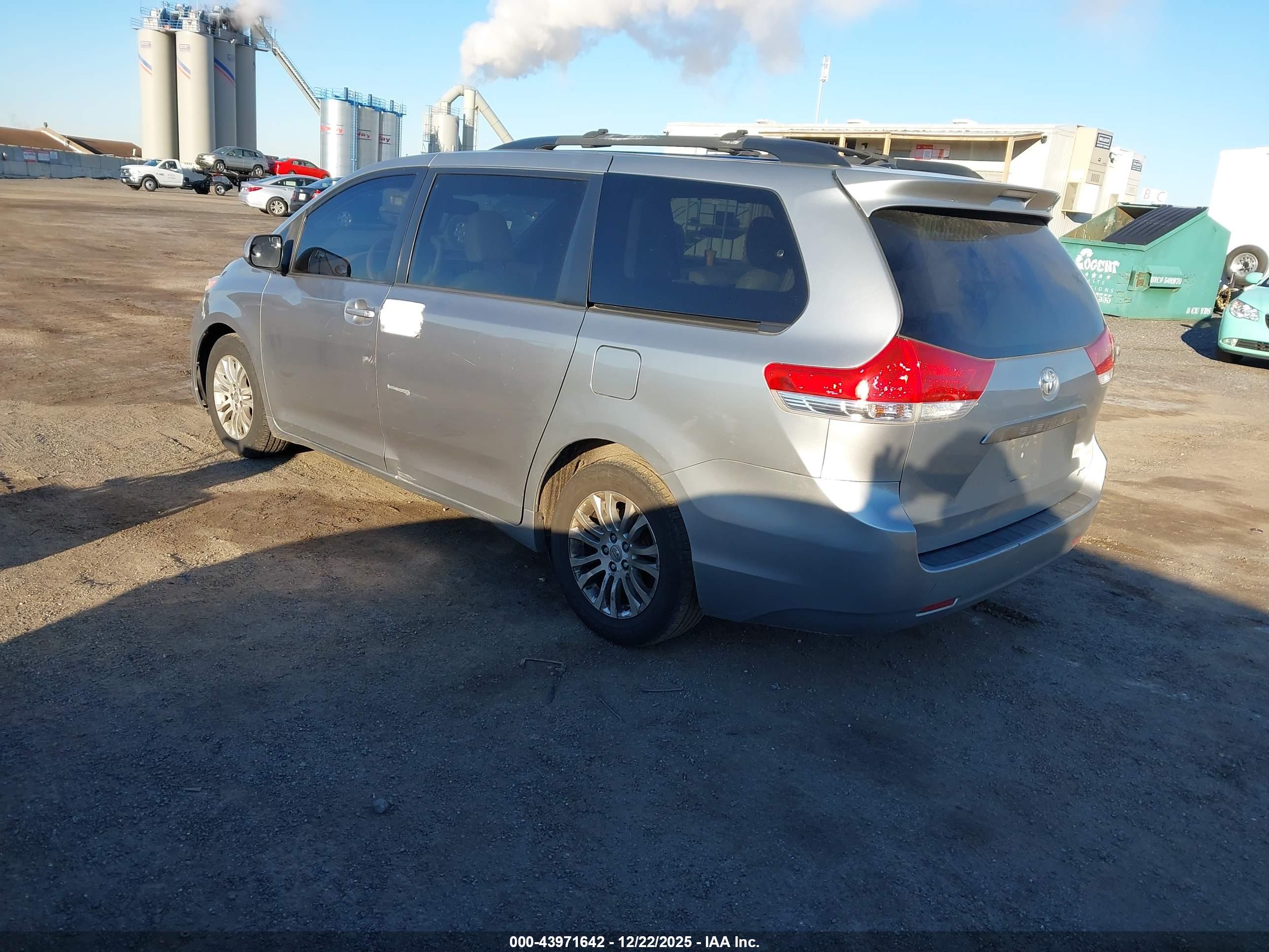 TOYOTA SIENNA image 3