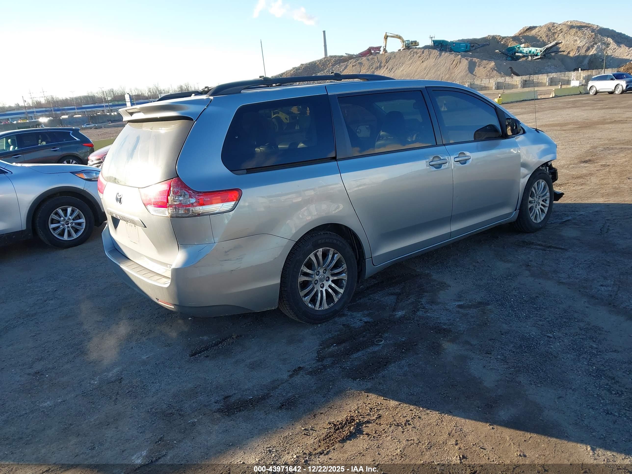 TOYOTA SIENNA image 4