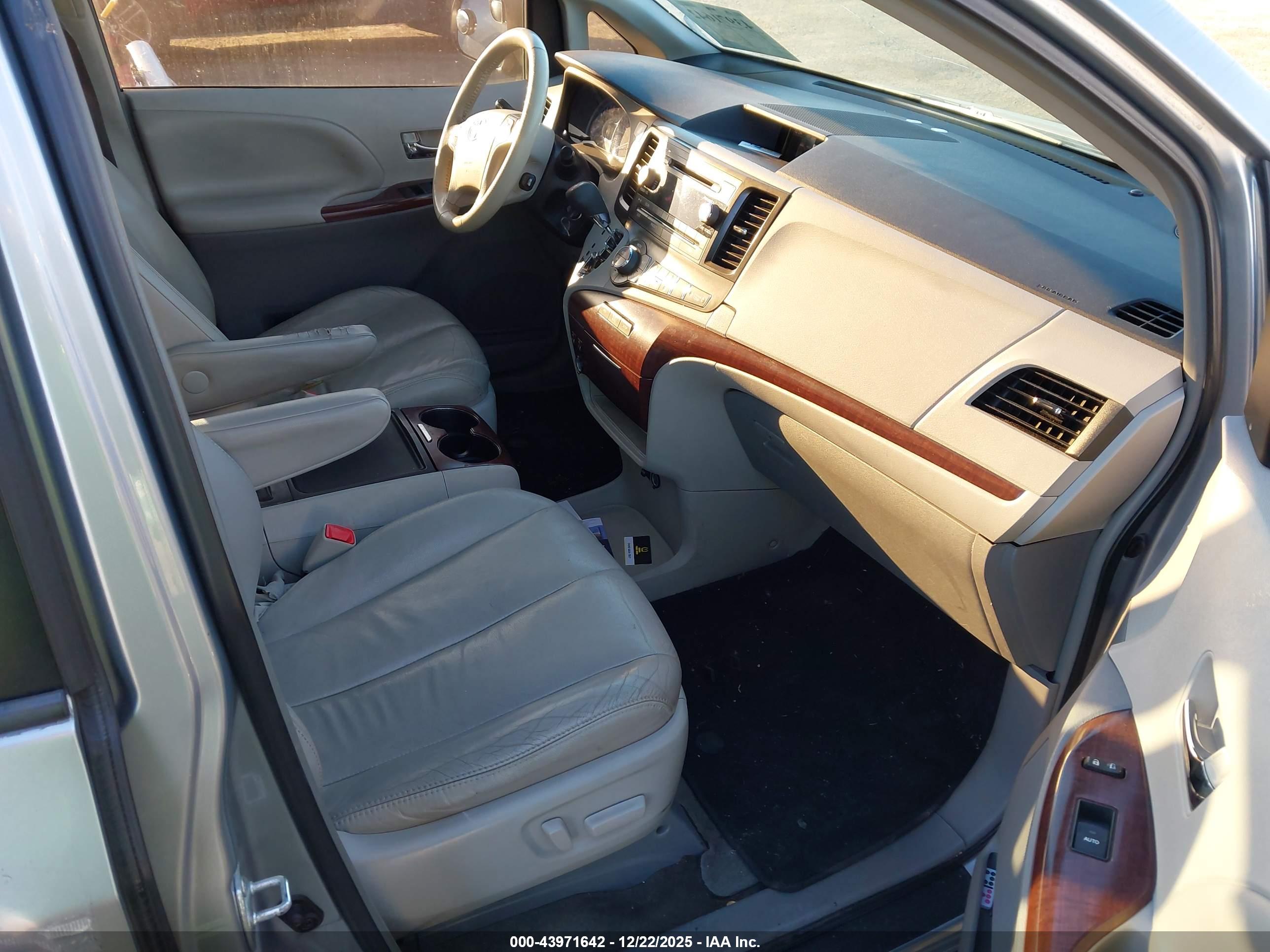 TOYOTA SIENNA image 5