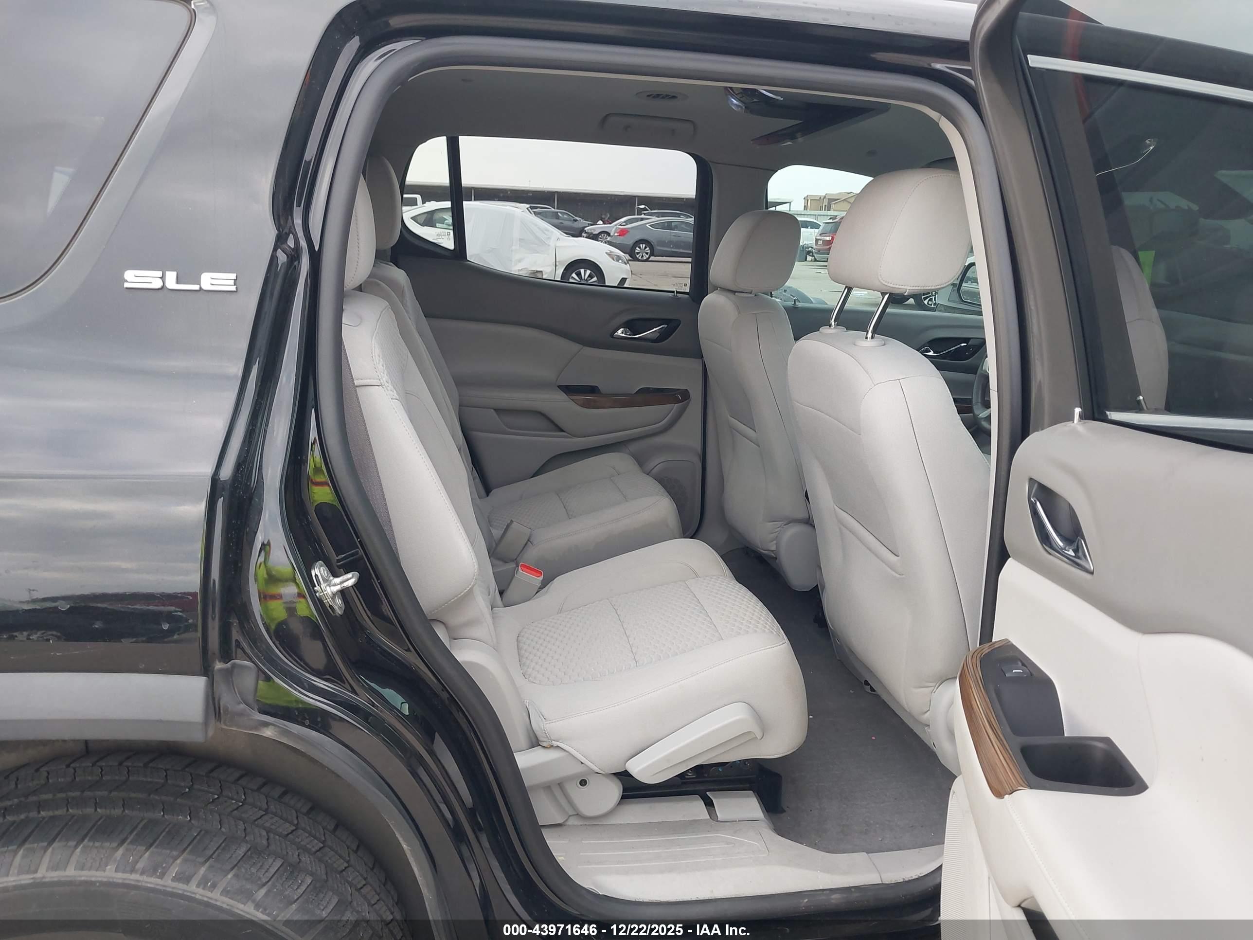 GMC ACADIA image 8