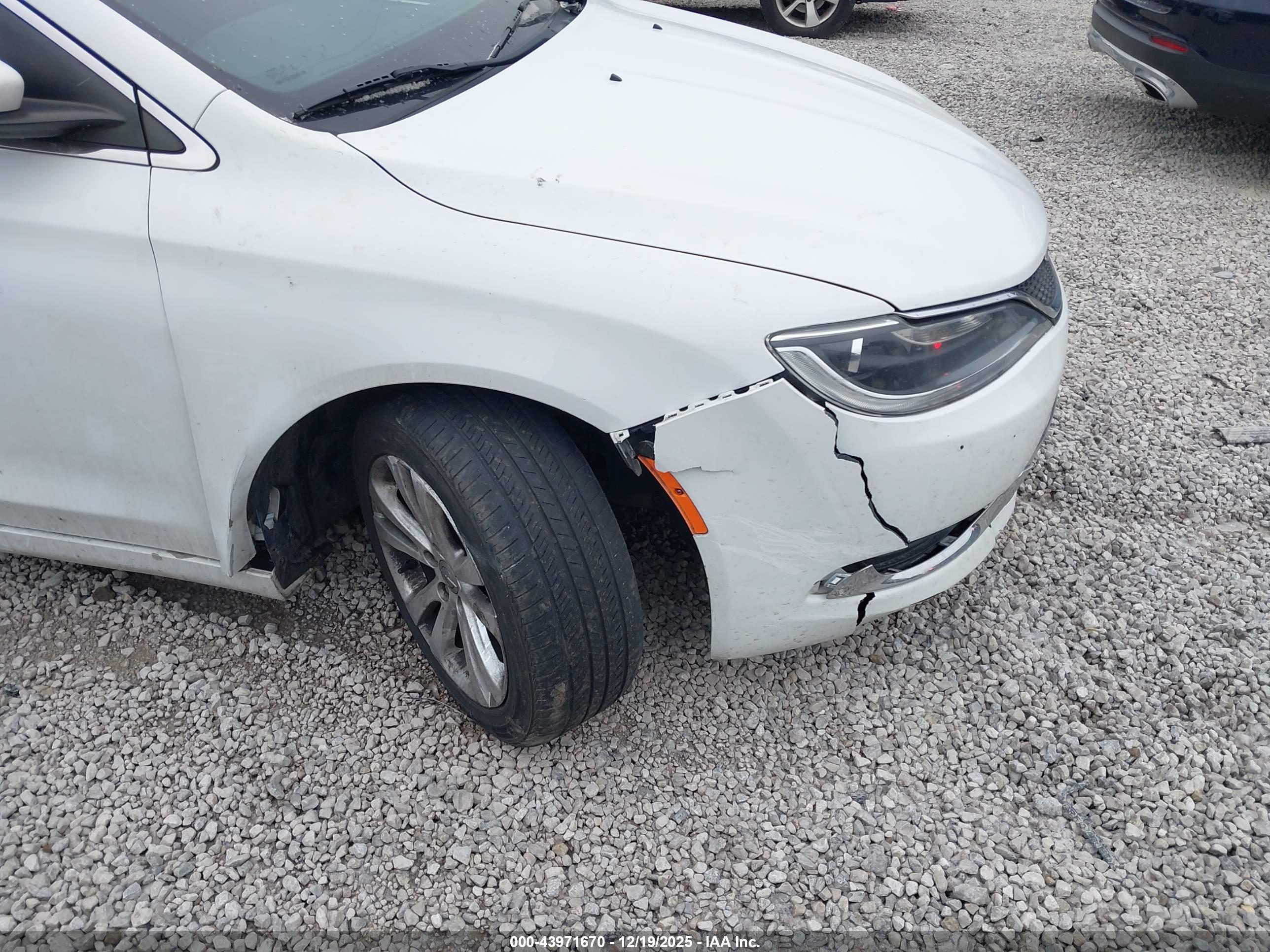 CHRYSLER 200 image 6
