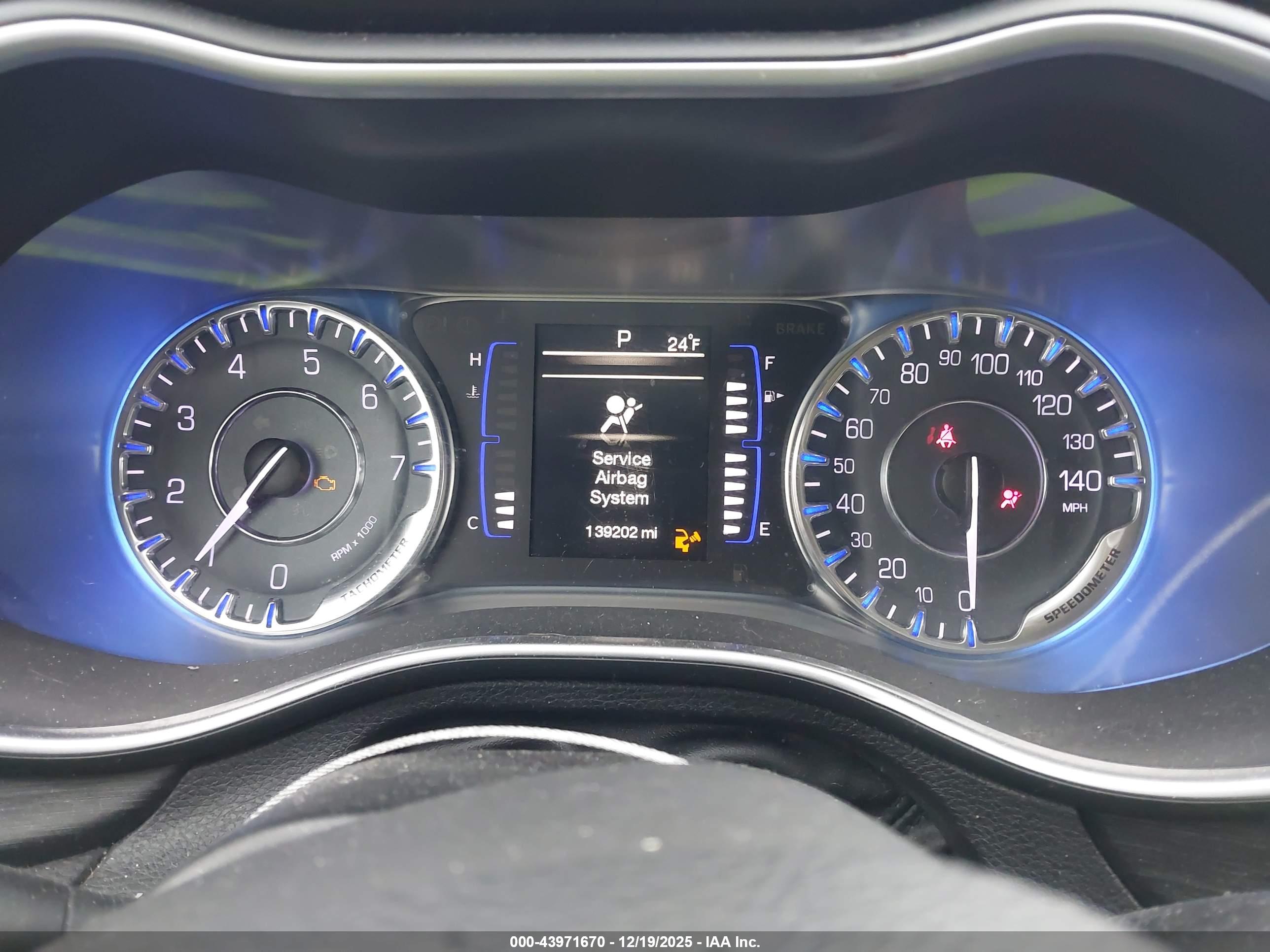 CHRYSLER 200 image 7