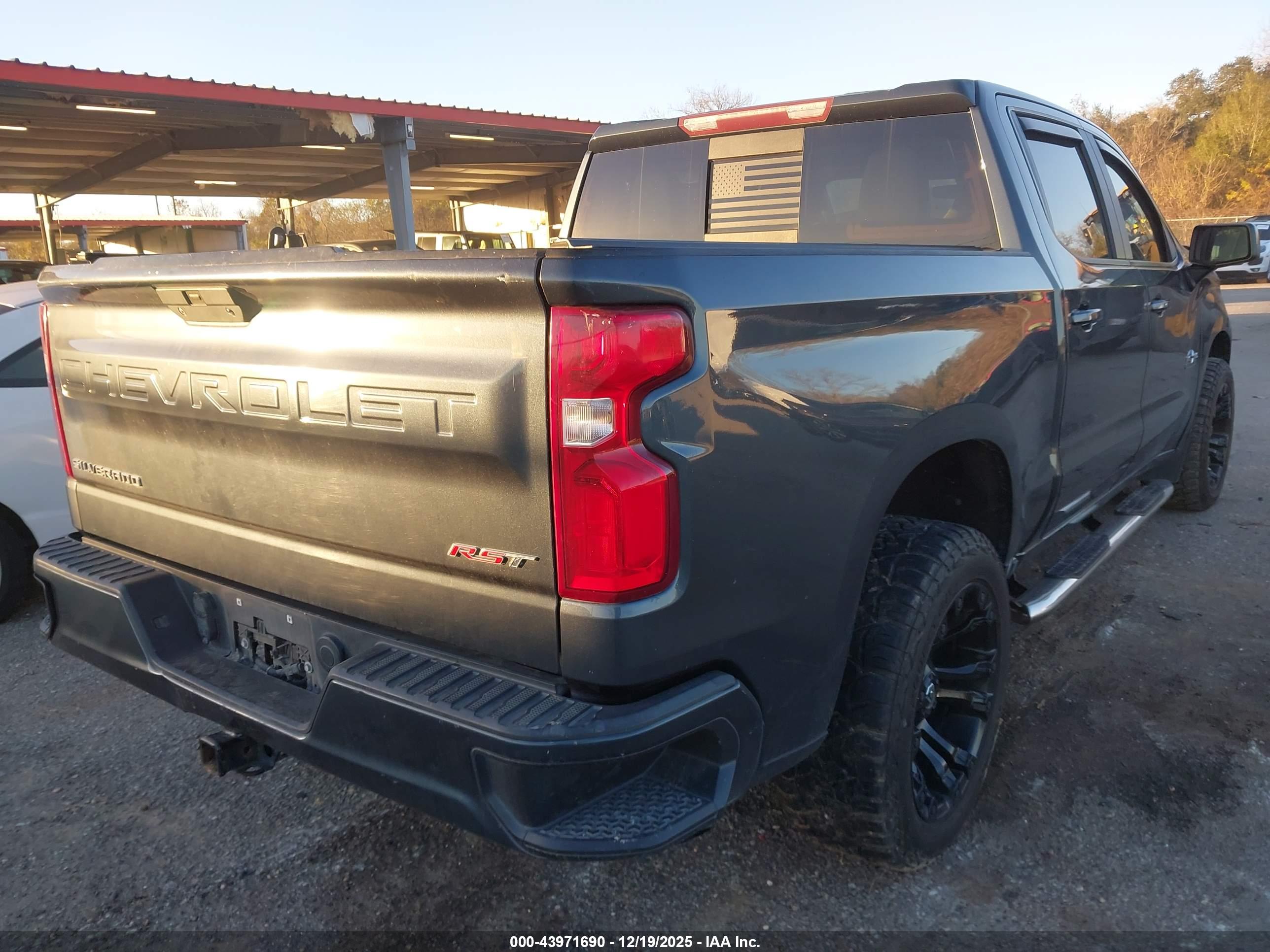 CHEVROLET SILVERADO image 4