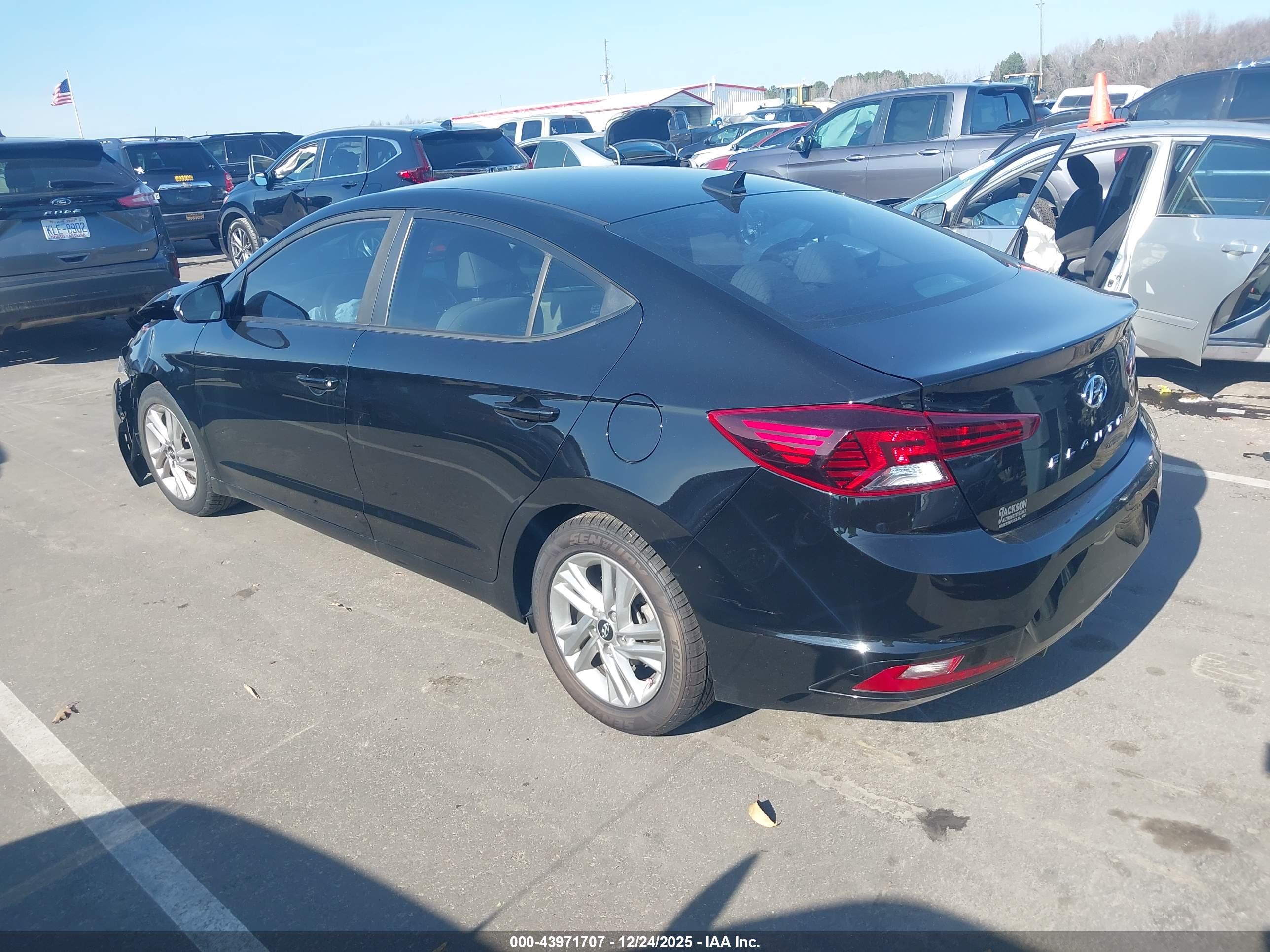 HYUNDAI ELANTRA image 3
