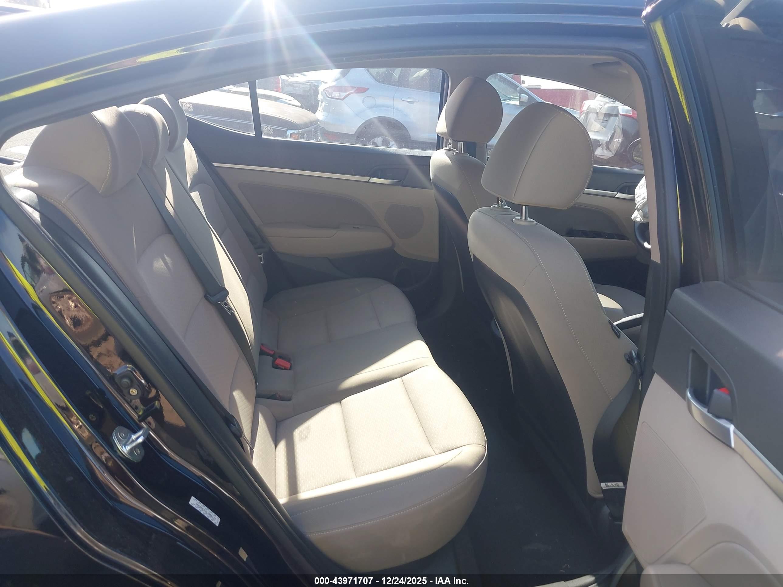 HYUNDAI ELANTRA image 8