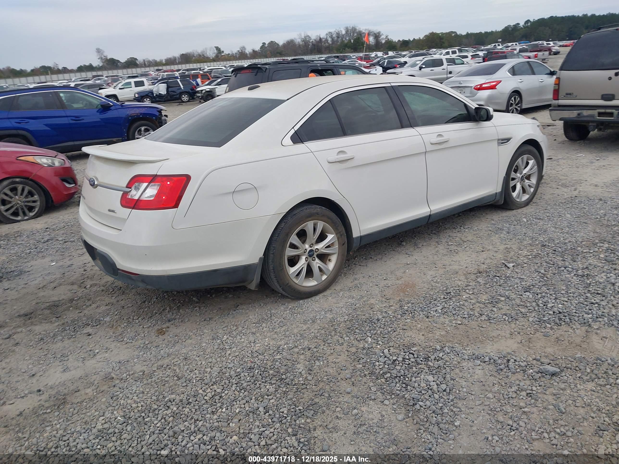 FORD TAURUS image 4