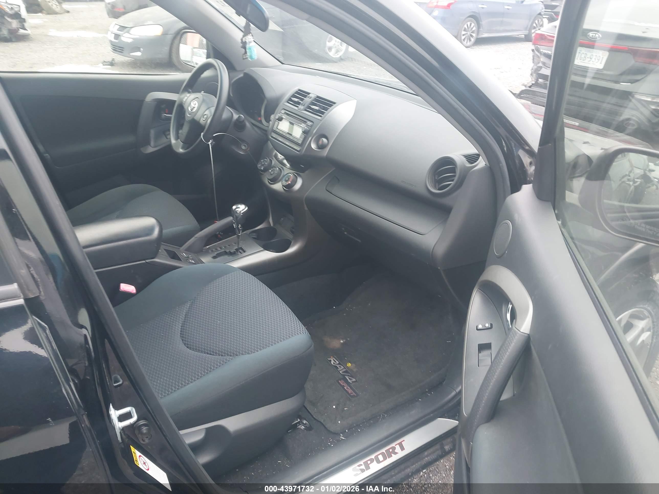 TOYOTA RAV4 image 5