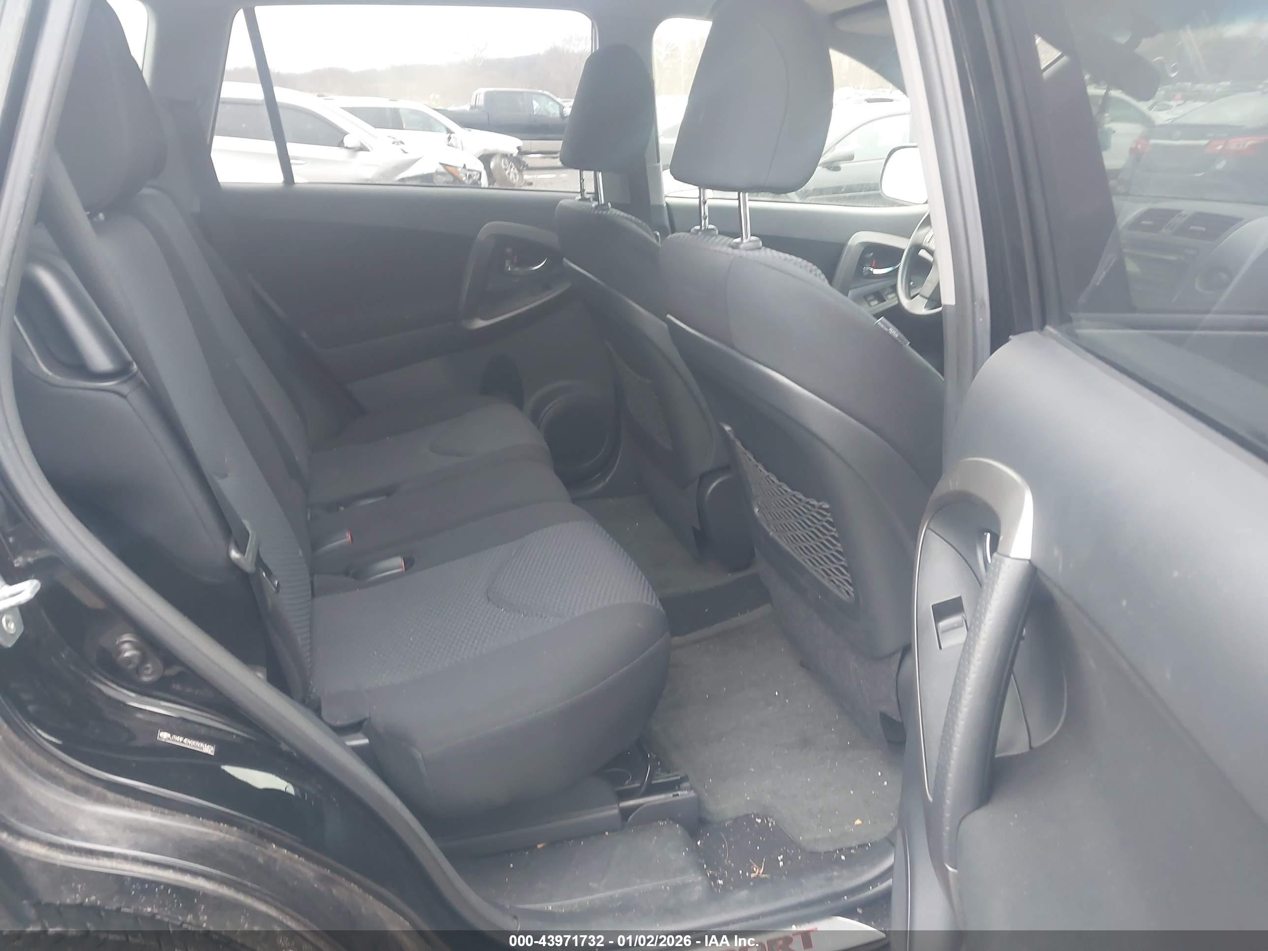 TOYOTA RAV4 image 8
