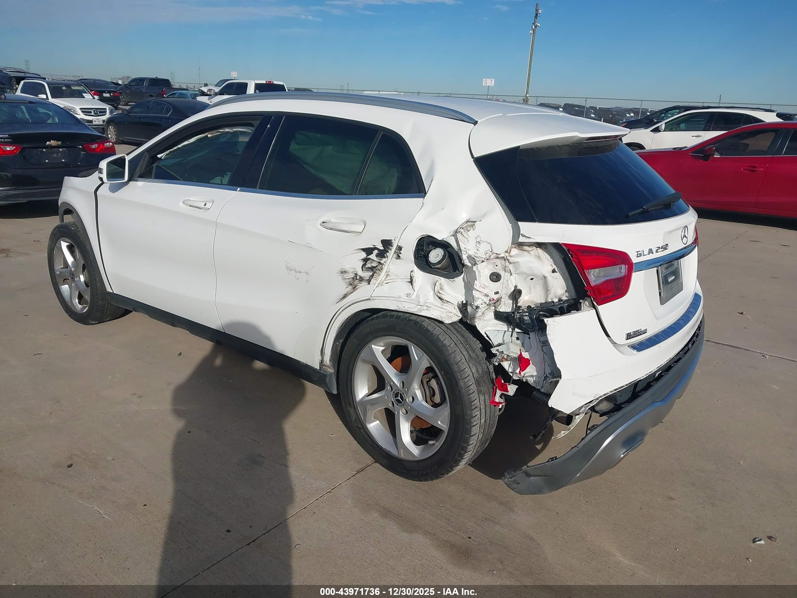 MERCEDES-BENZ GLA image 3