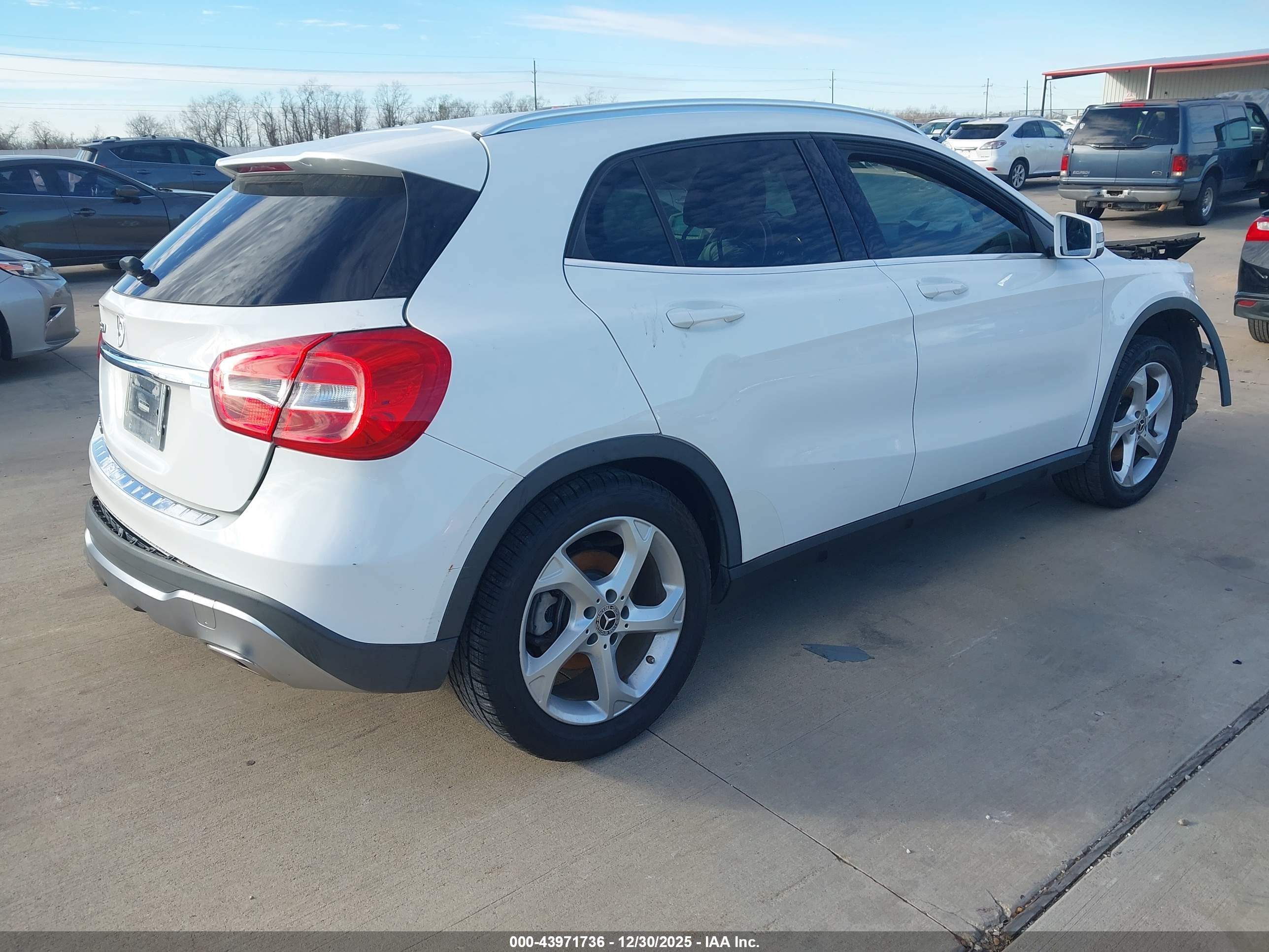 MERCEDES-BENZ GLA image 4