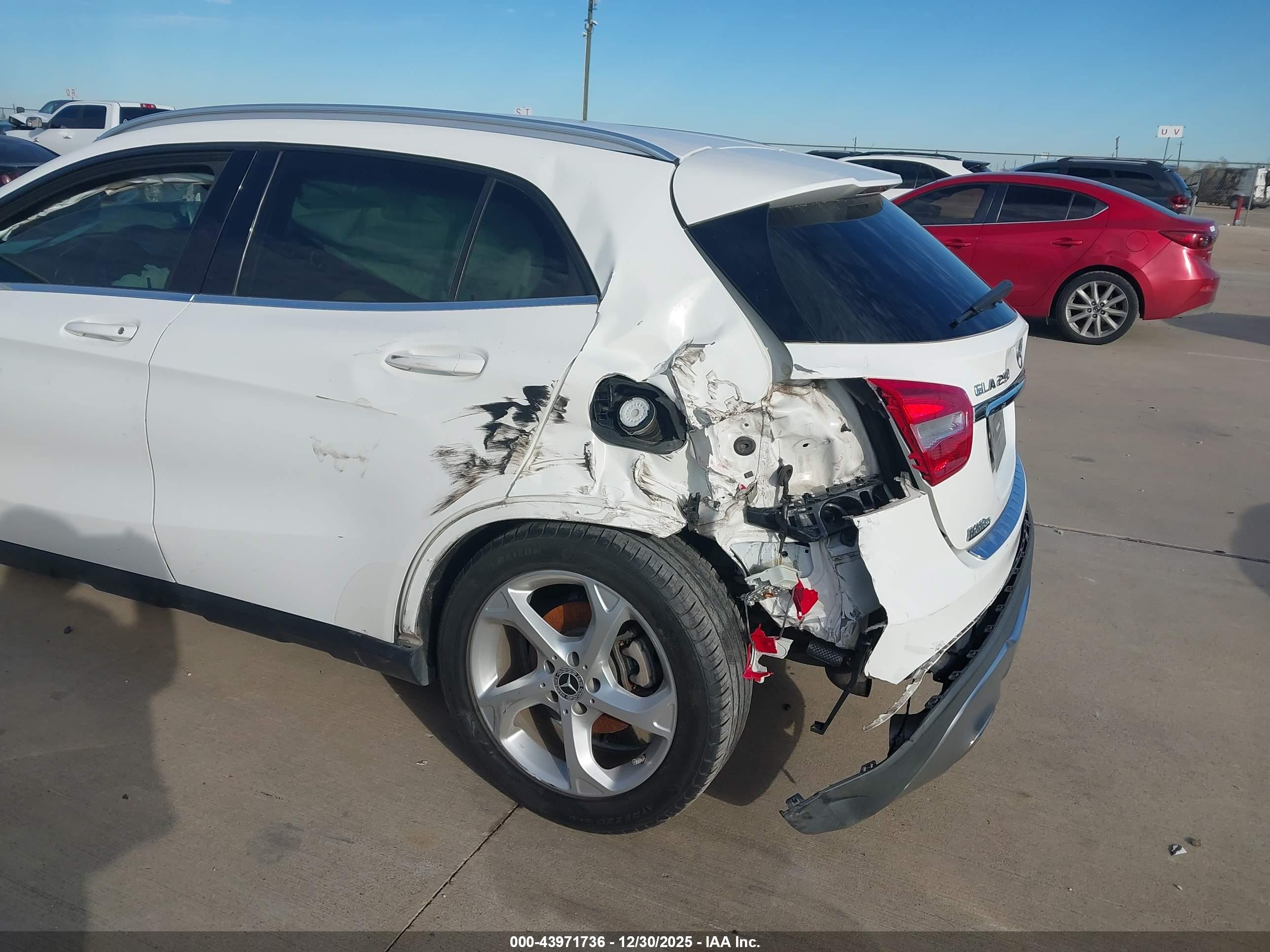 MERCEDES-BENZ GLA image 6