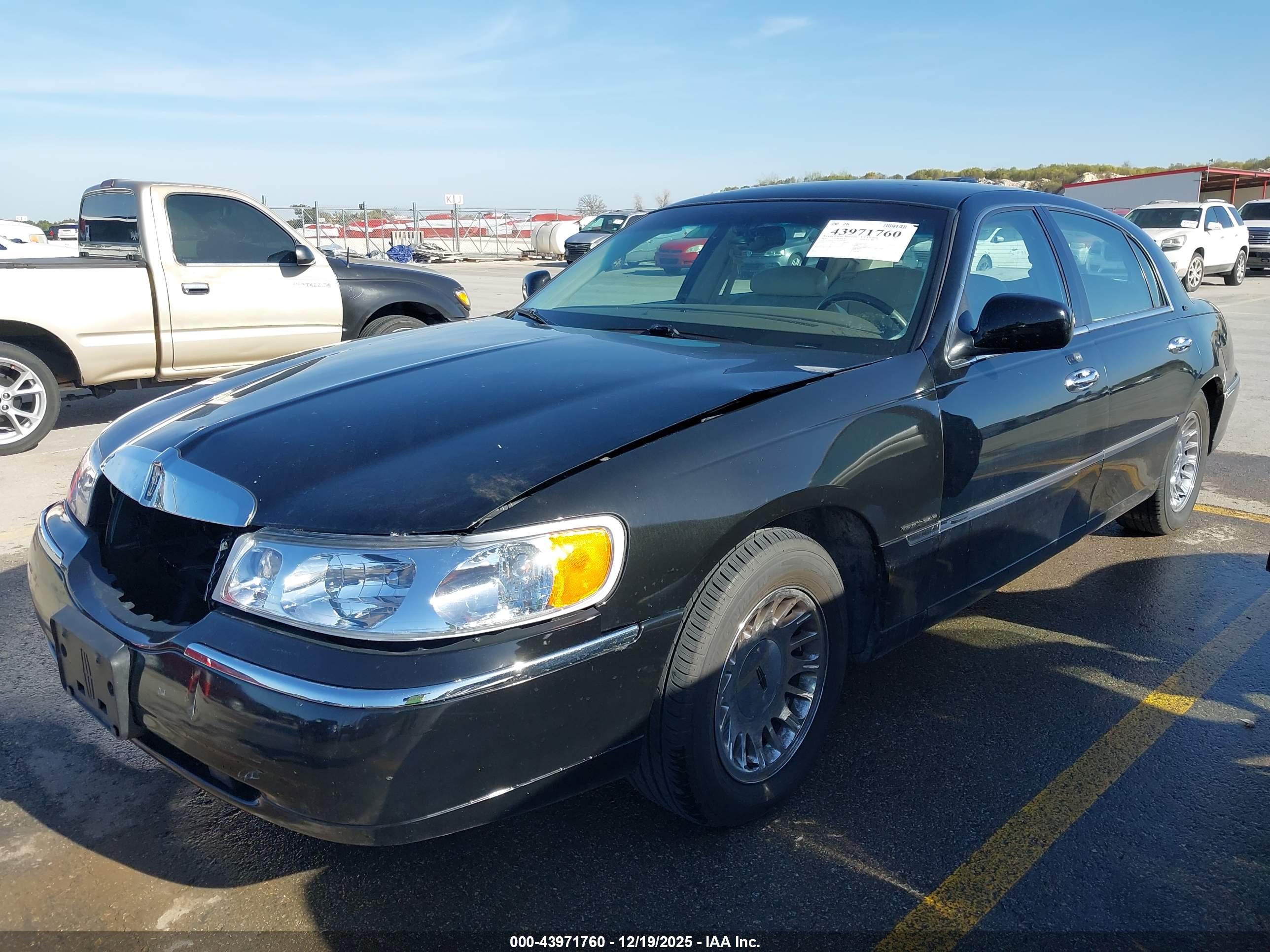 LINCOLN TOWN image 2