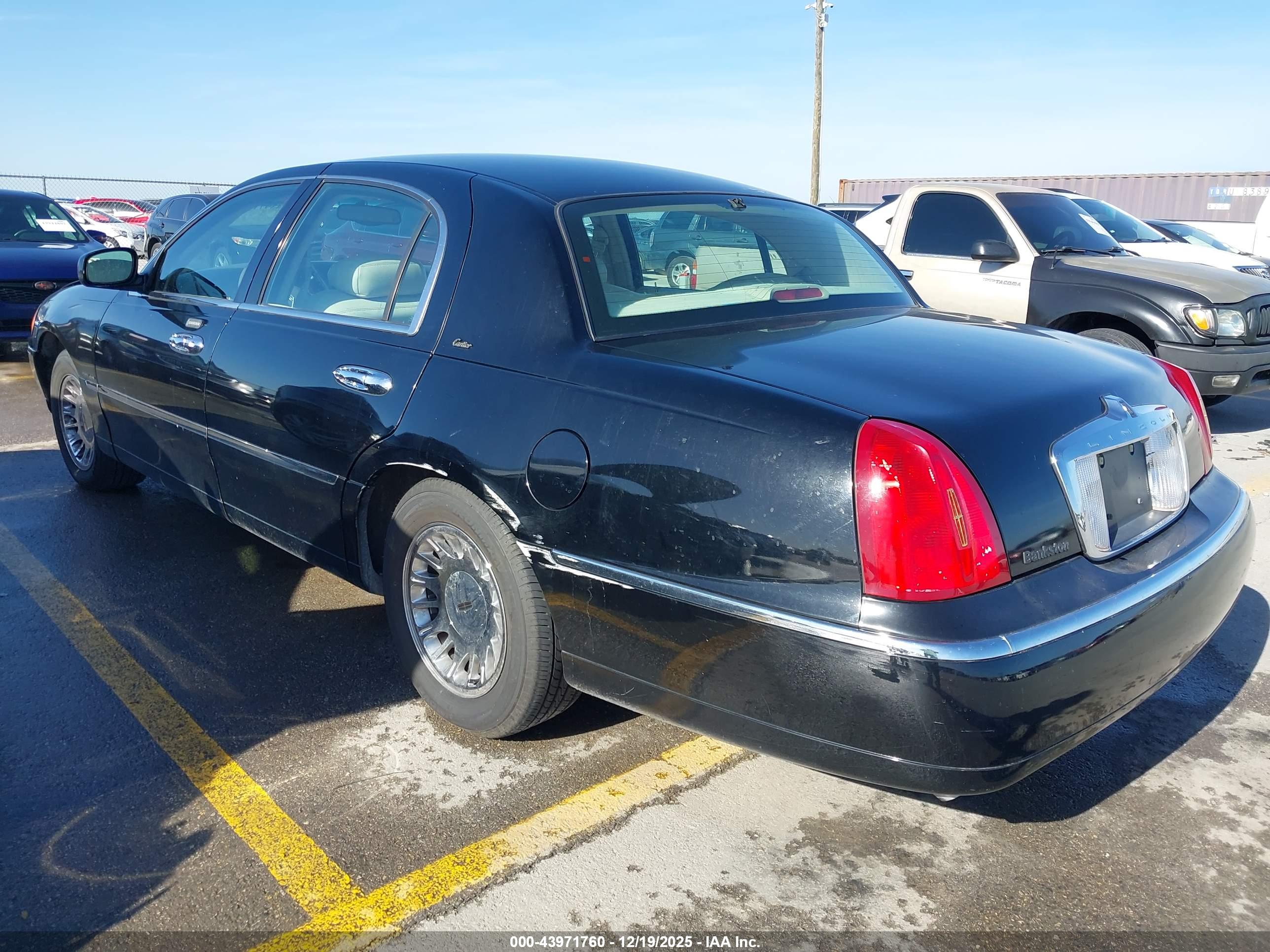 LINCOLN TOWN image 3