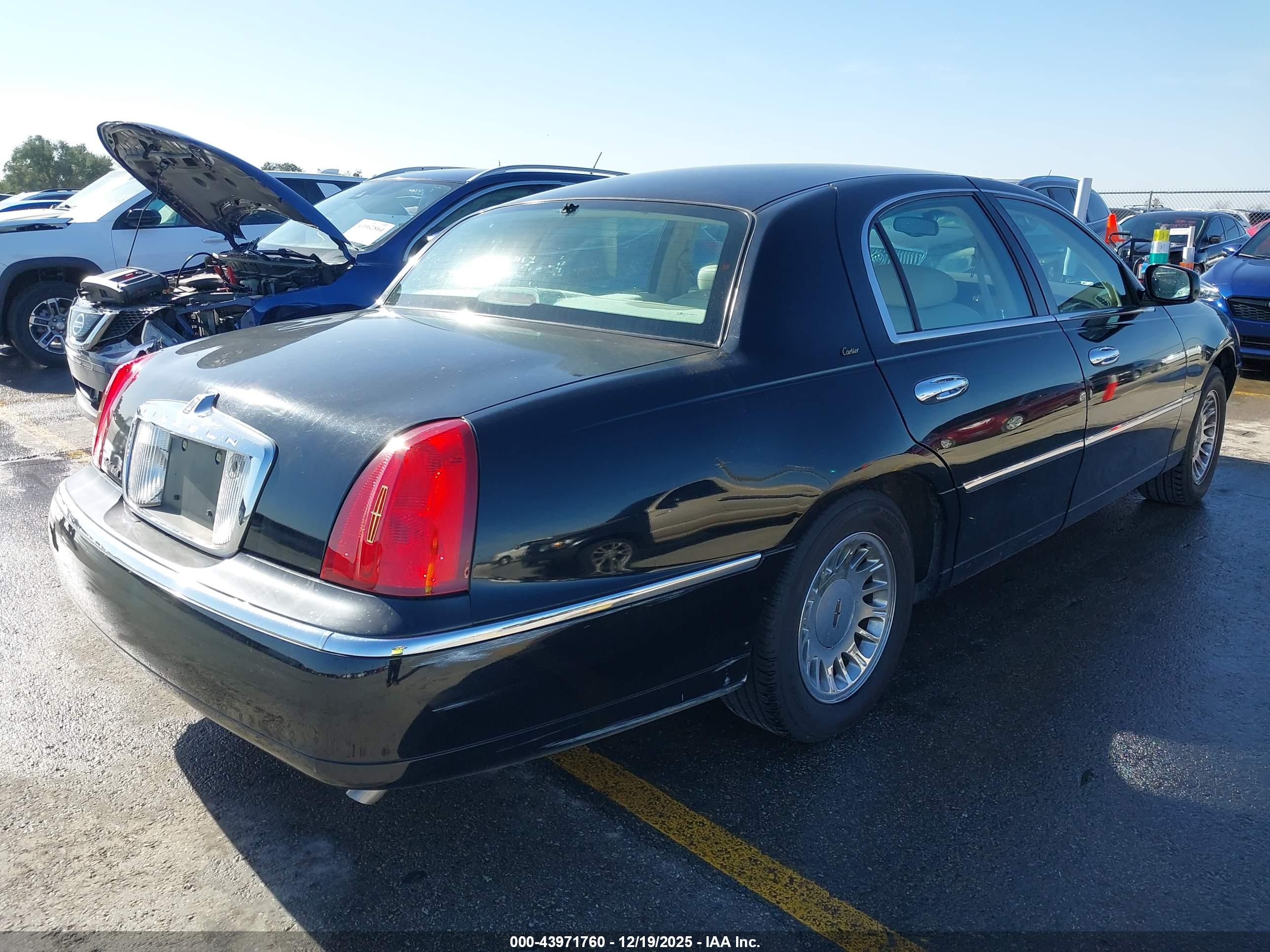 LINCOLN TOWN image 4