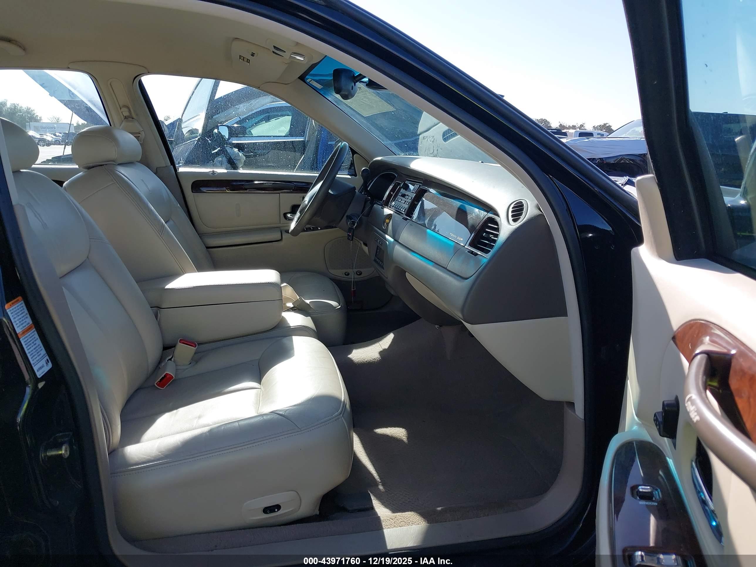 LINCOLN TOWN image 5