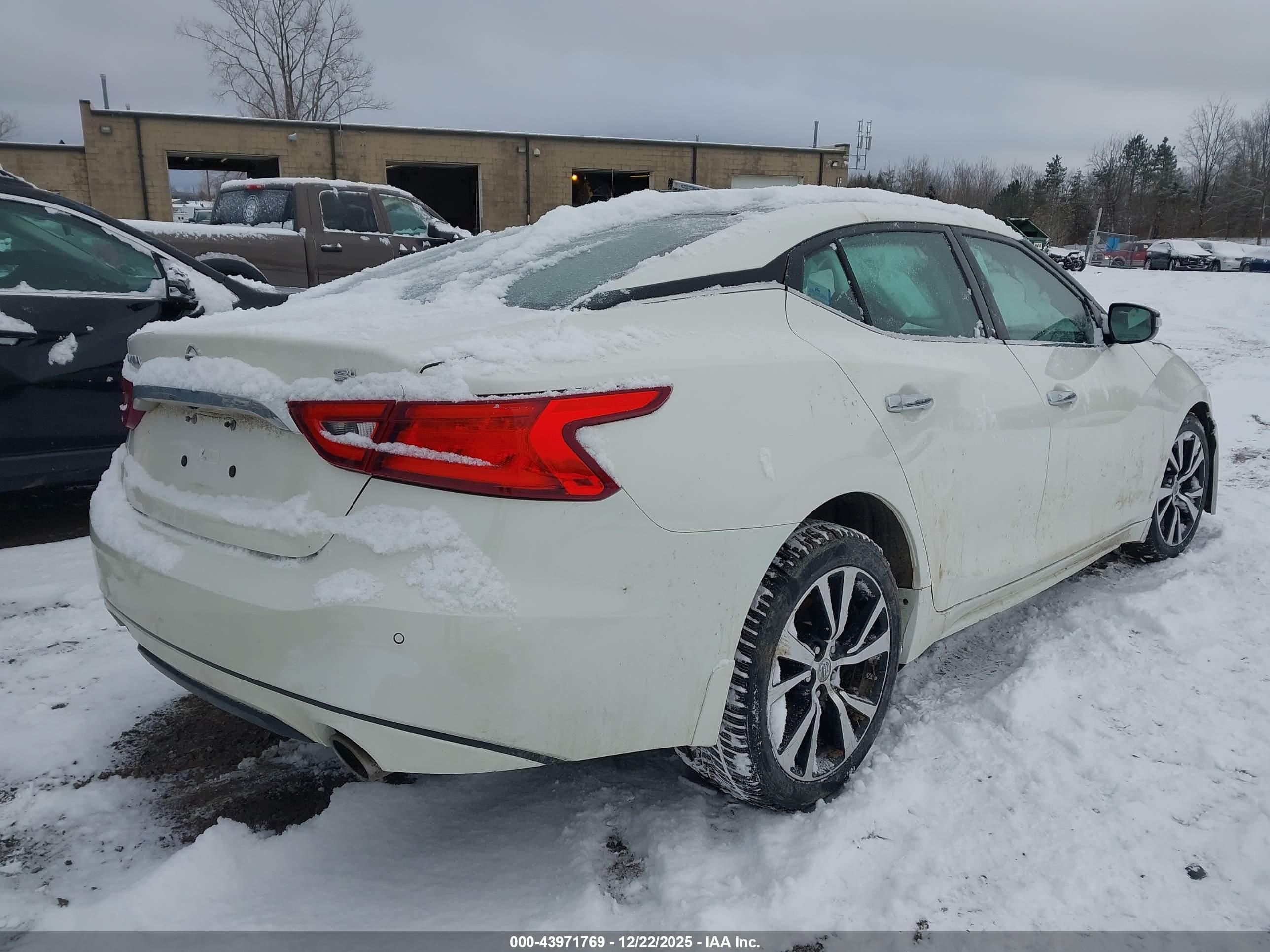 NISSAN MAXIMA image 4
