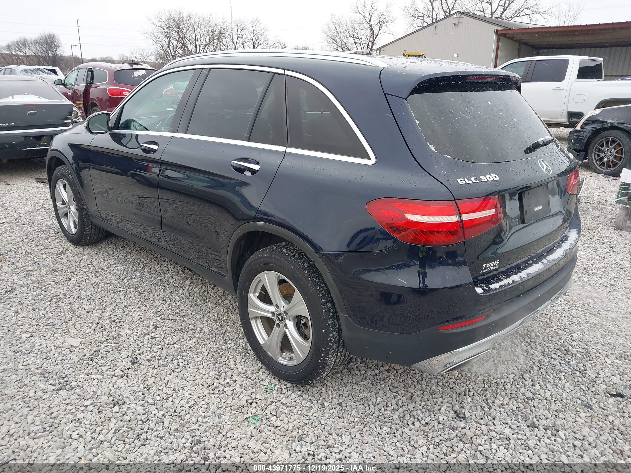 MERCEDES-BENZ GLC image 3