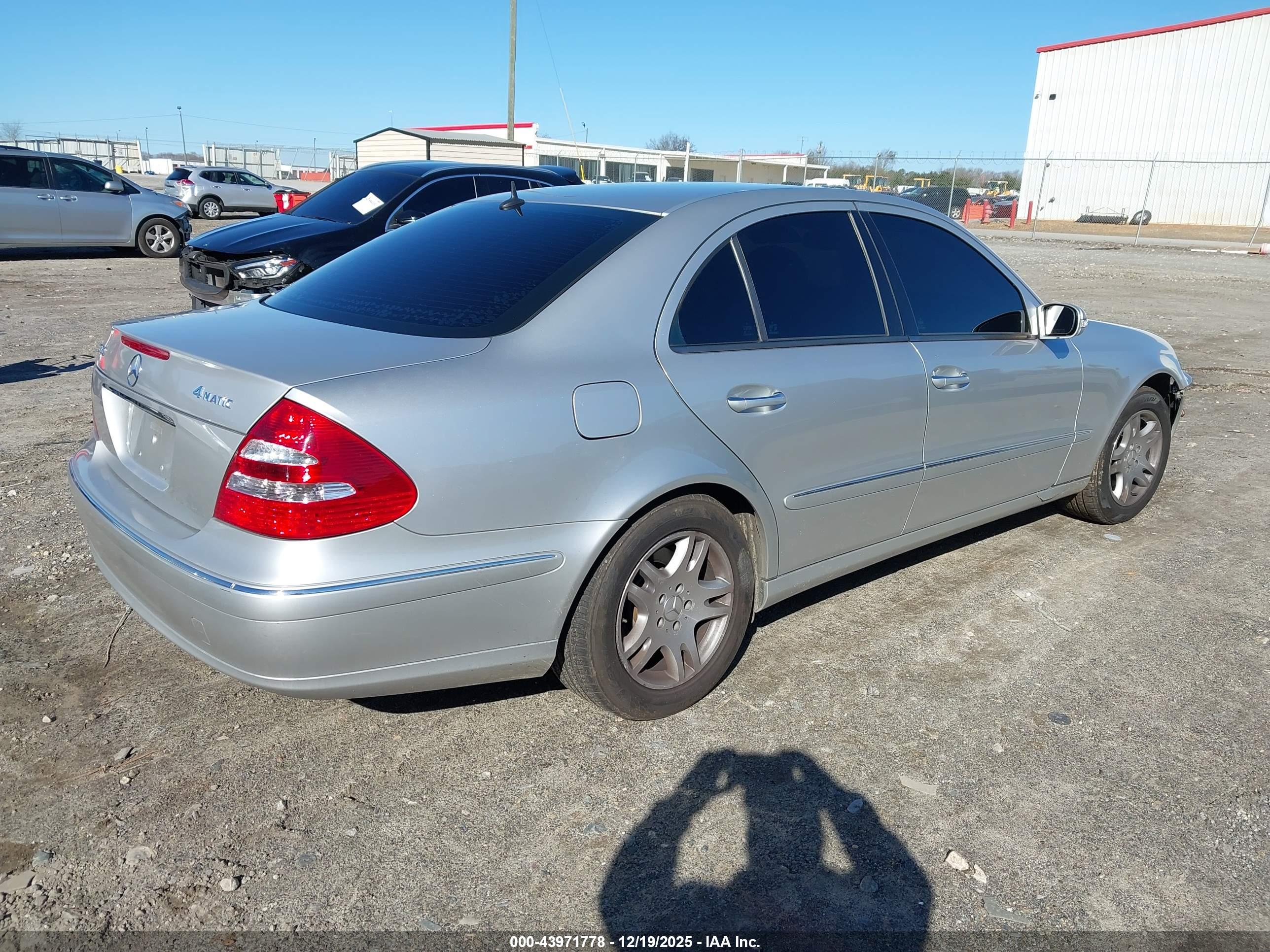 MERCEDES-BENZ E image 4