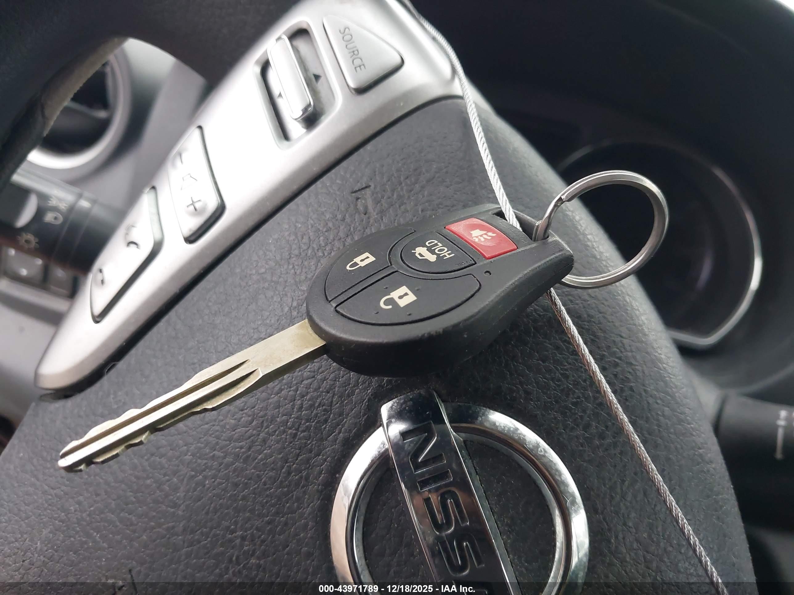NISSAN VERSA image 11