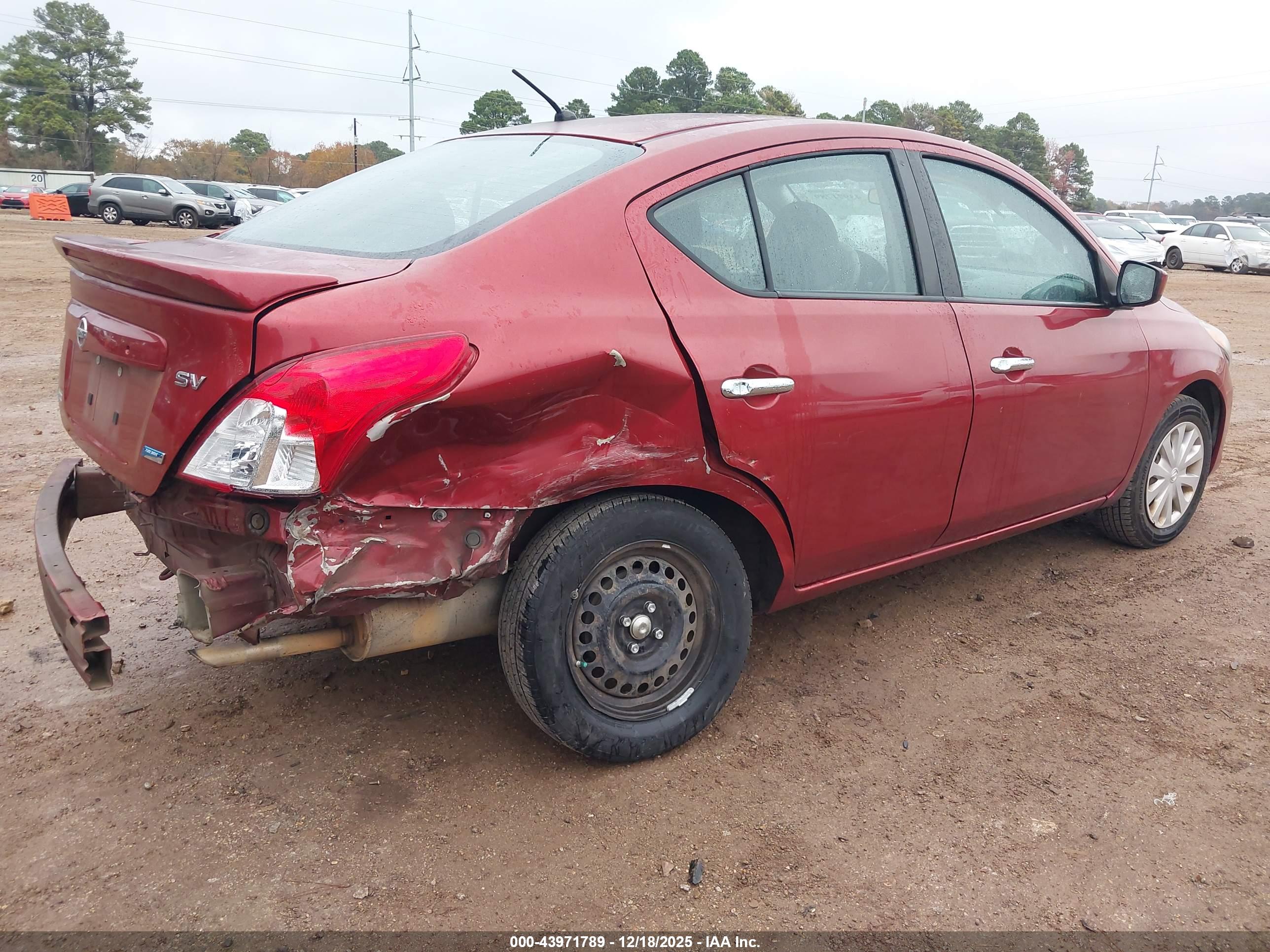NISSAN VERSA image 4