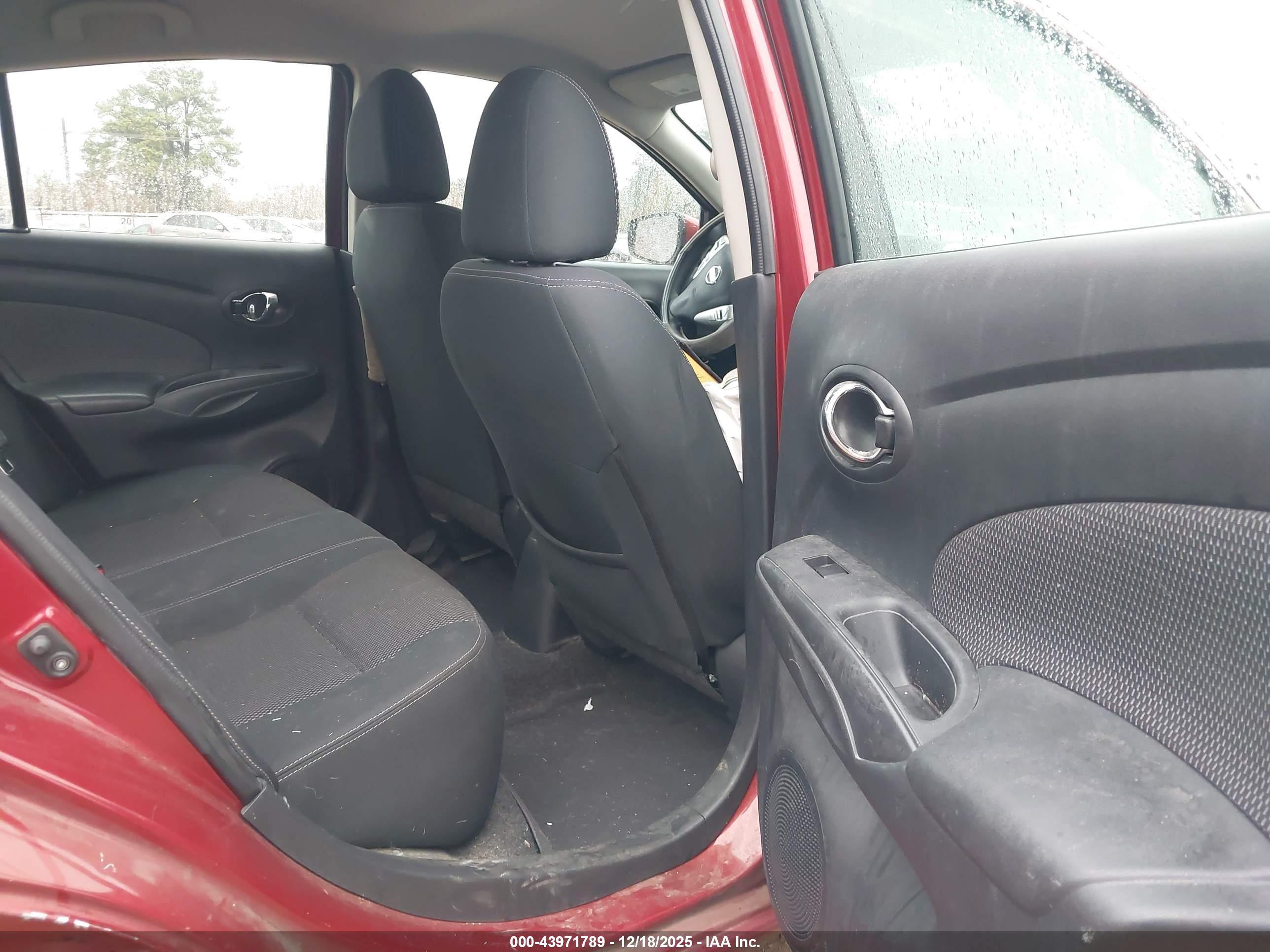 NISSAN VERSA image 8