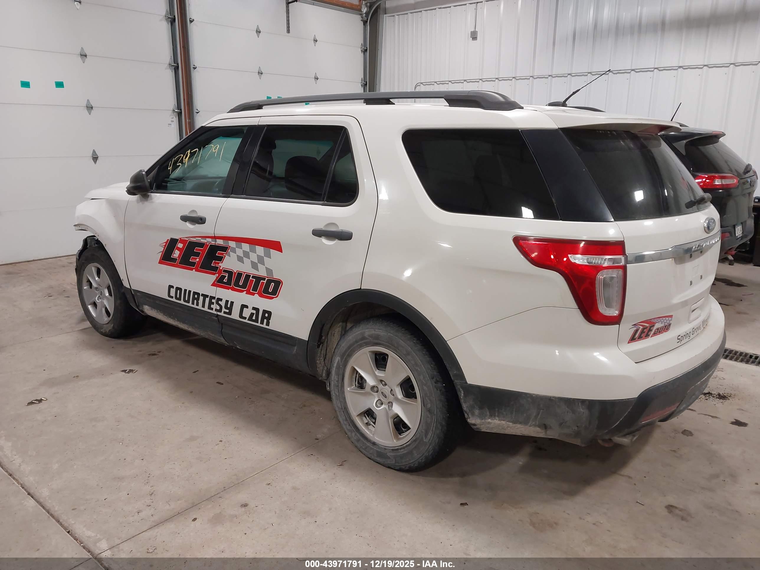 FORD EXPLORER image 3