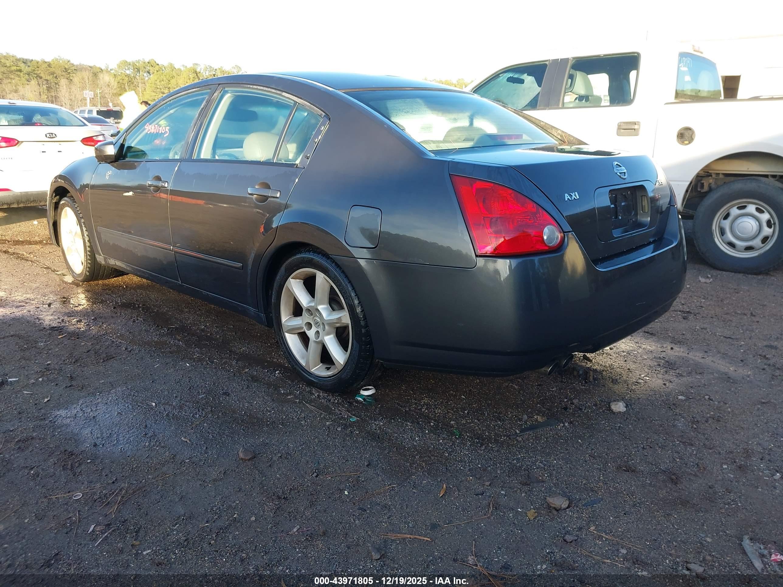 NISSAN MAXIMA image 3