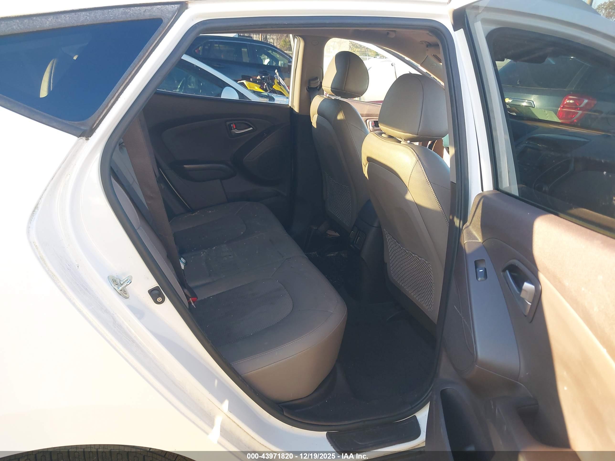 HYUNDAI TUCSON image 8