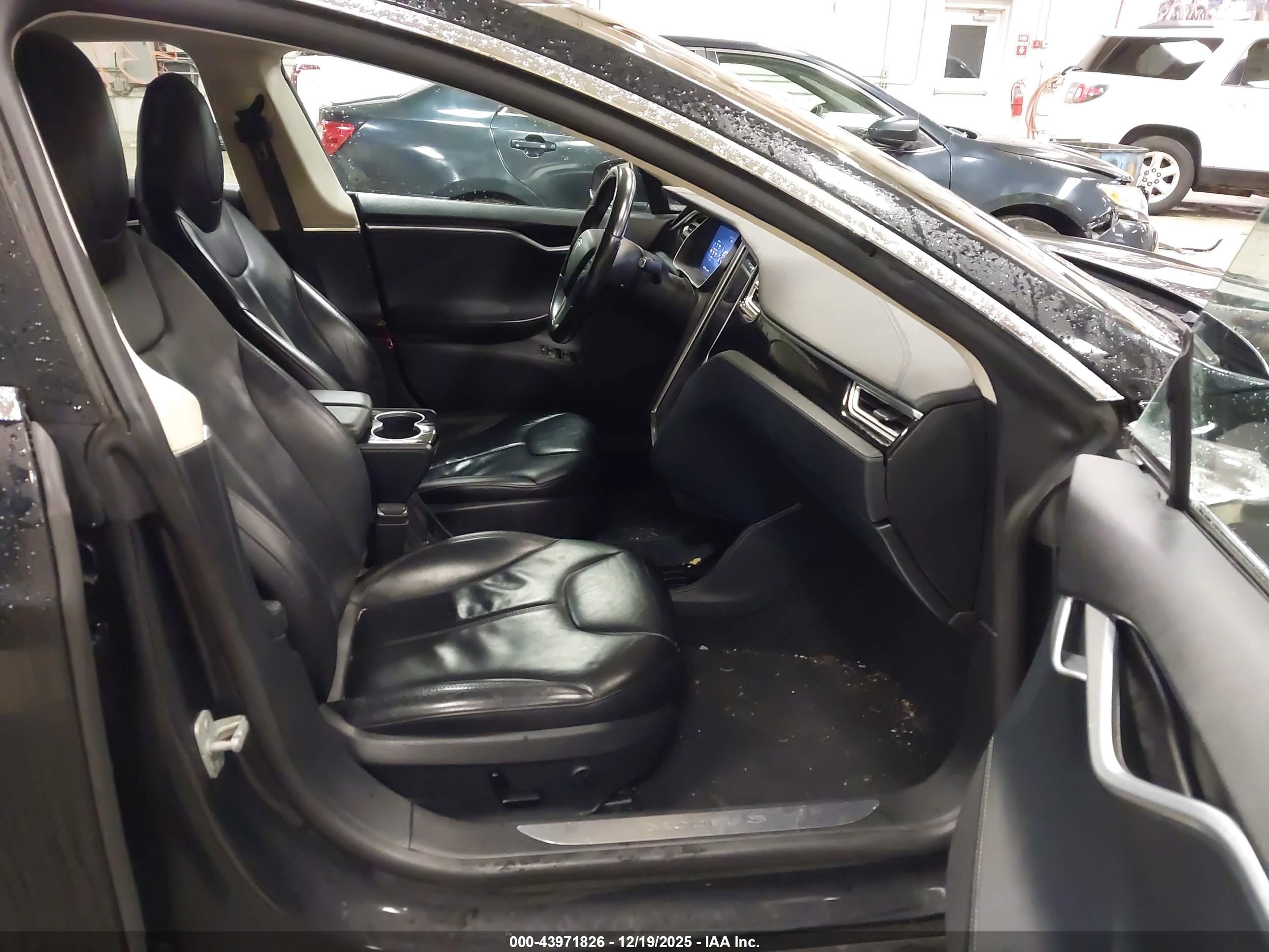 TESLA MODEL image 5