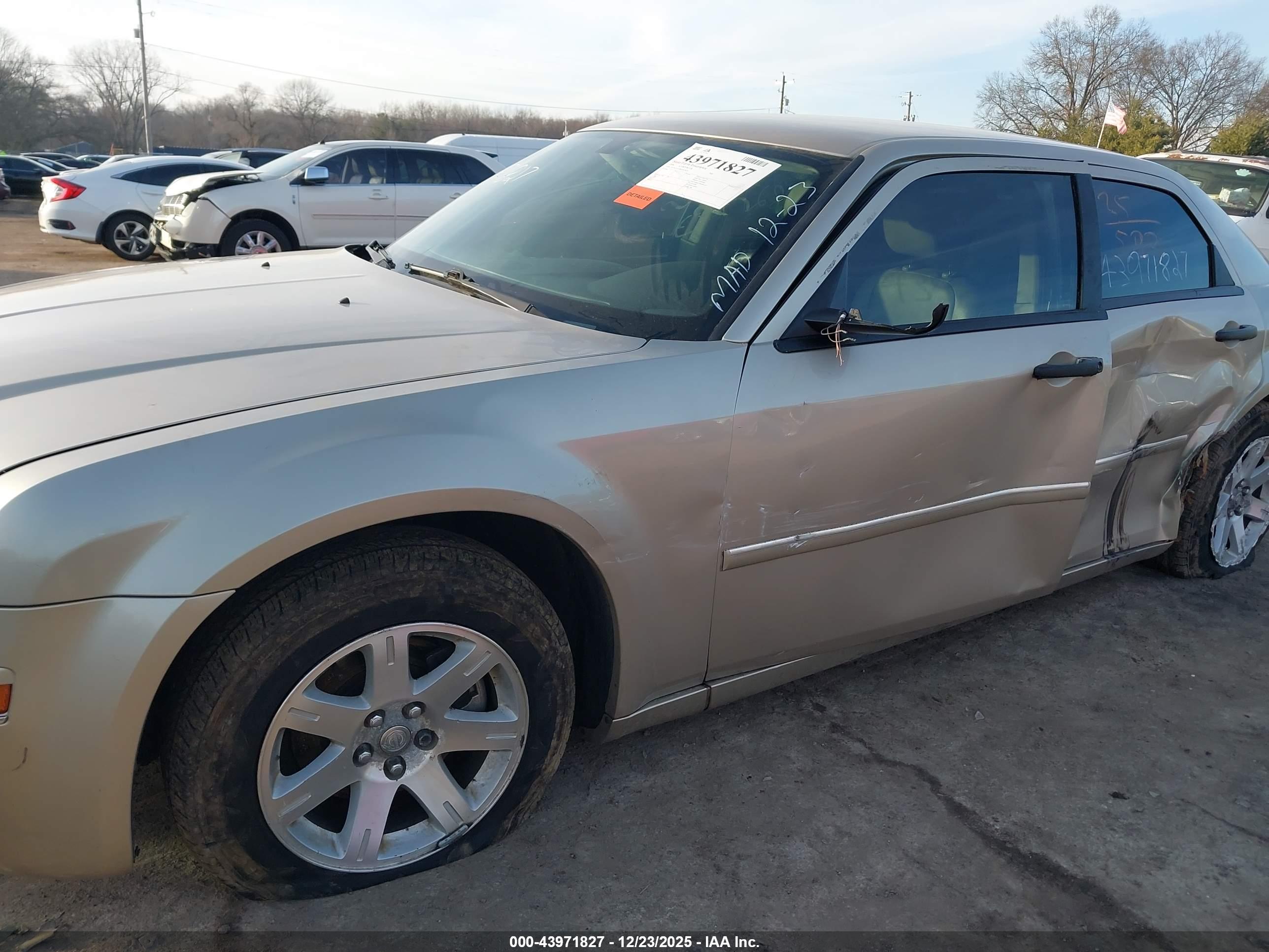 CHRYSLER 300 image 6