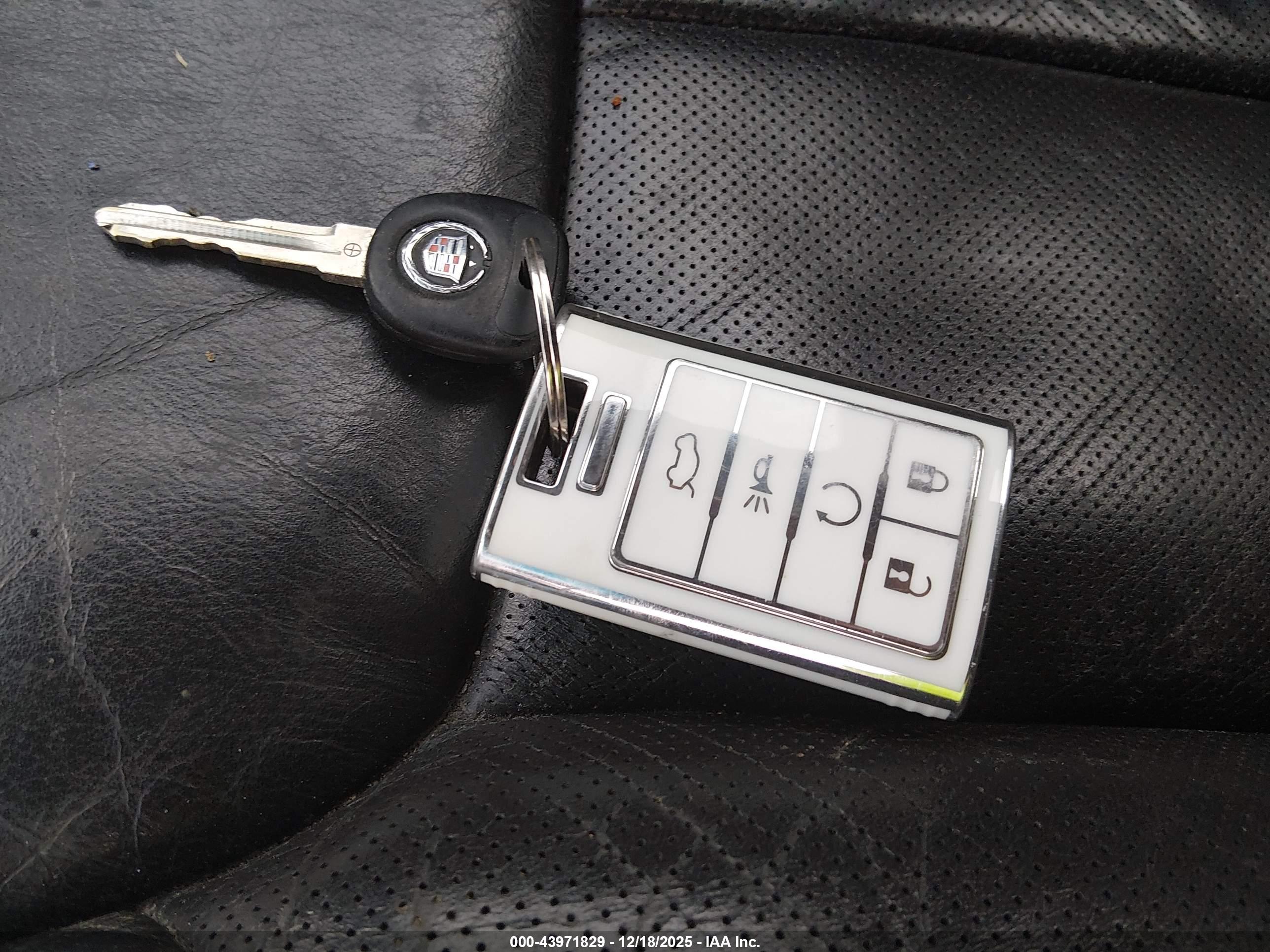 CADILLAC DTS image 11
