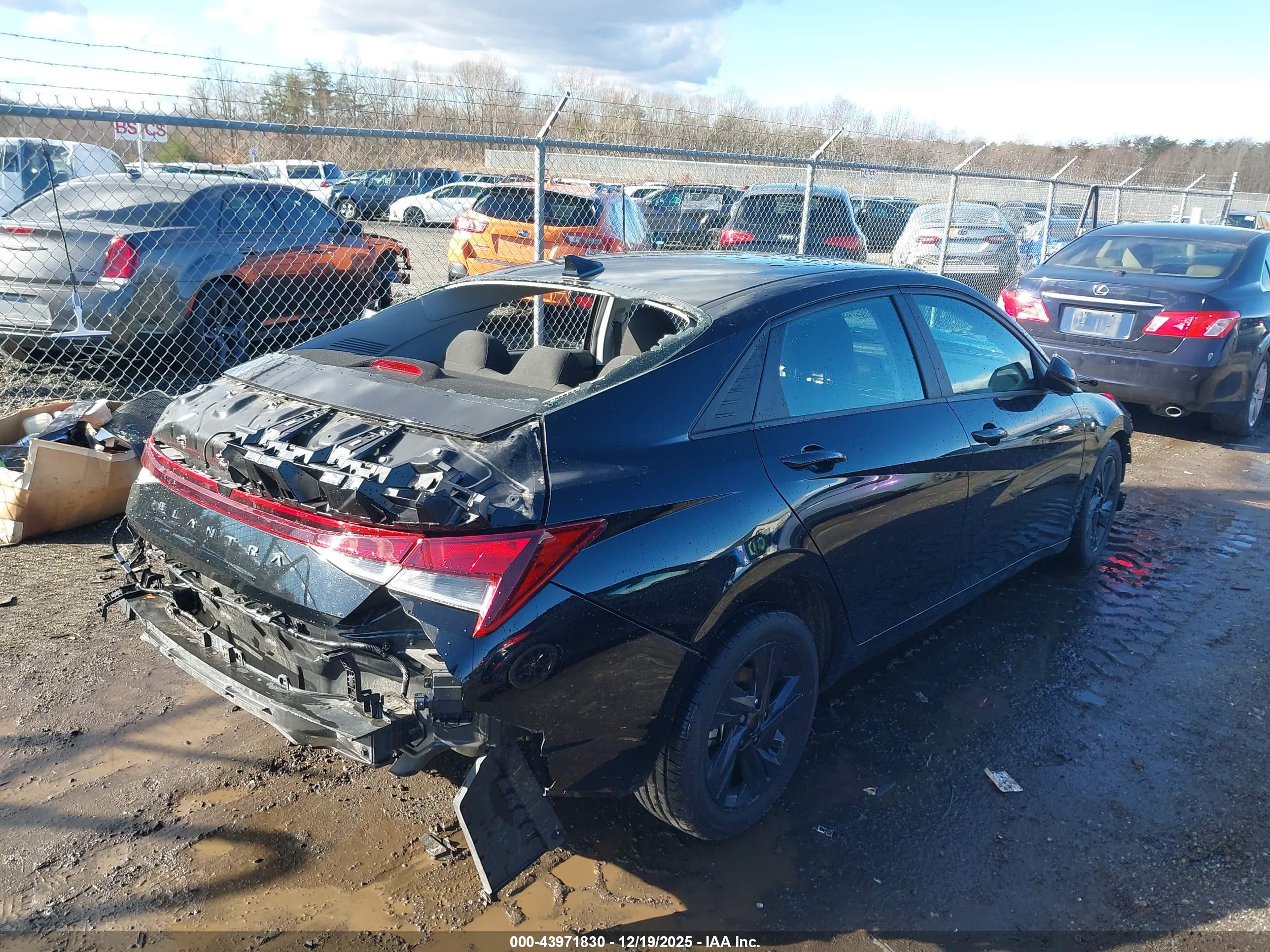 HYUNDAI ELANTRA image 4