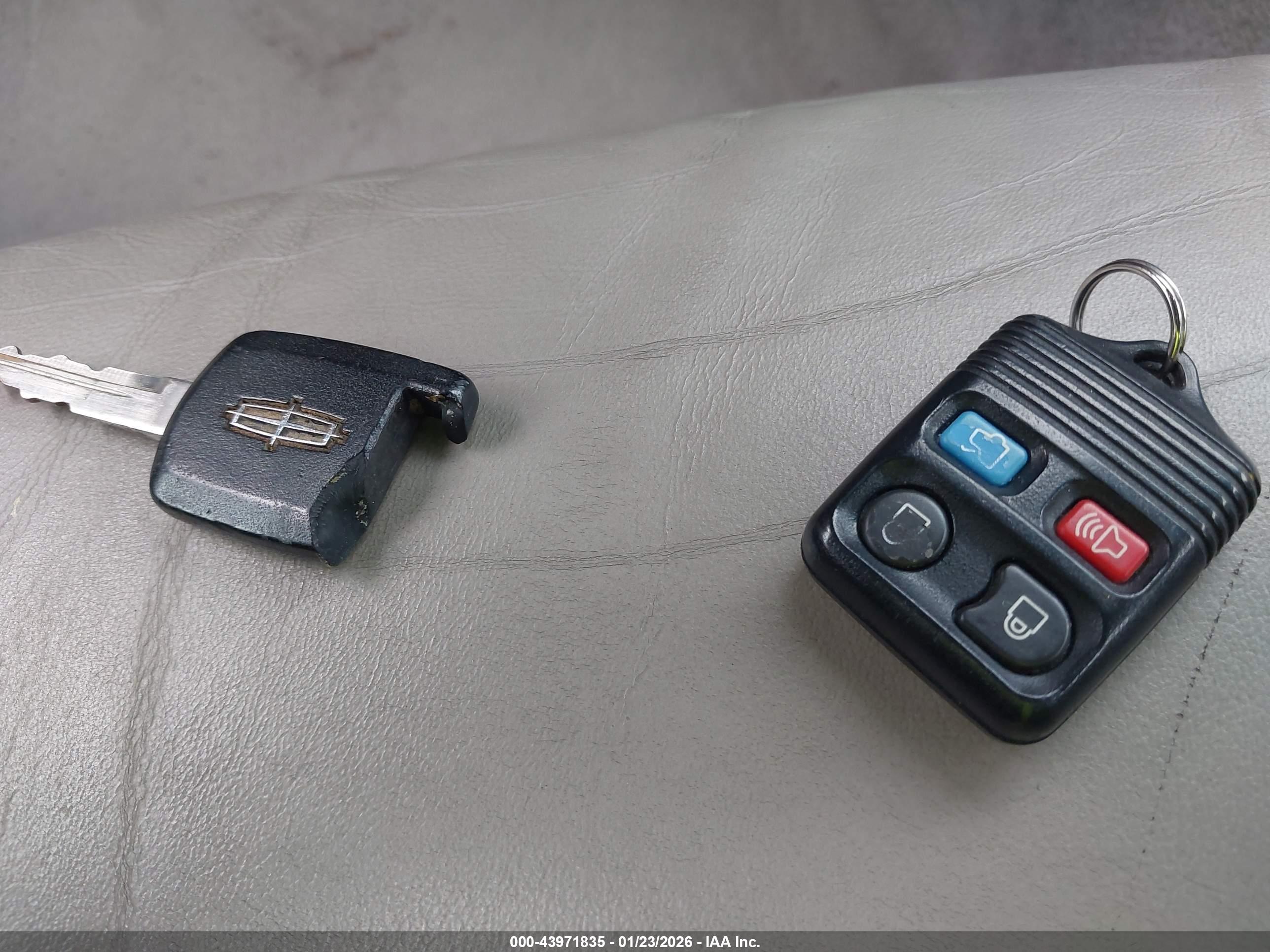 LINCOLN TOWN image 11