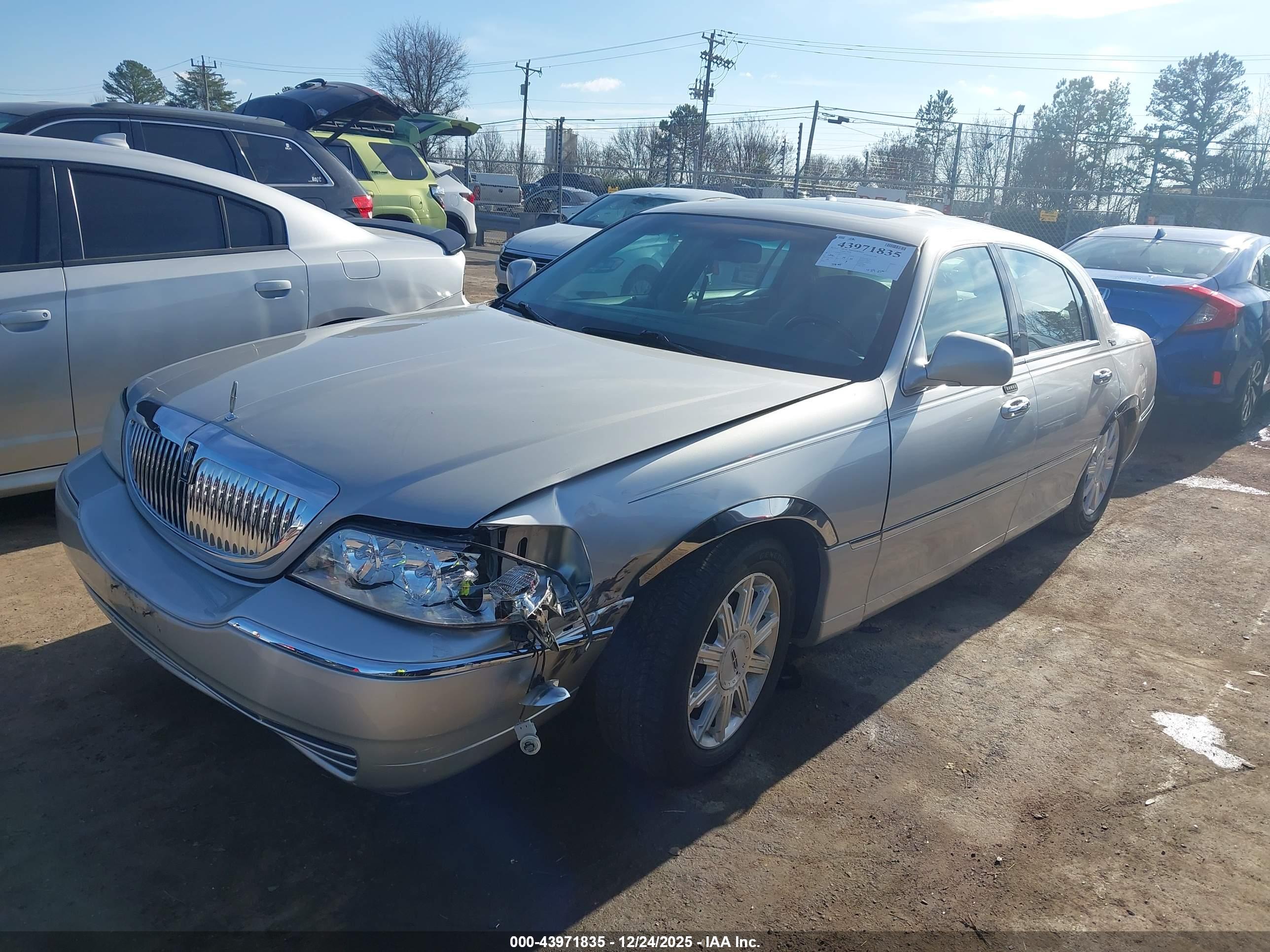 LINCOLN TOWN image 2