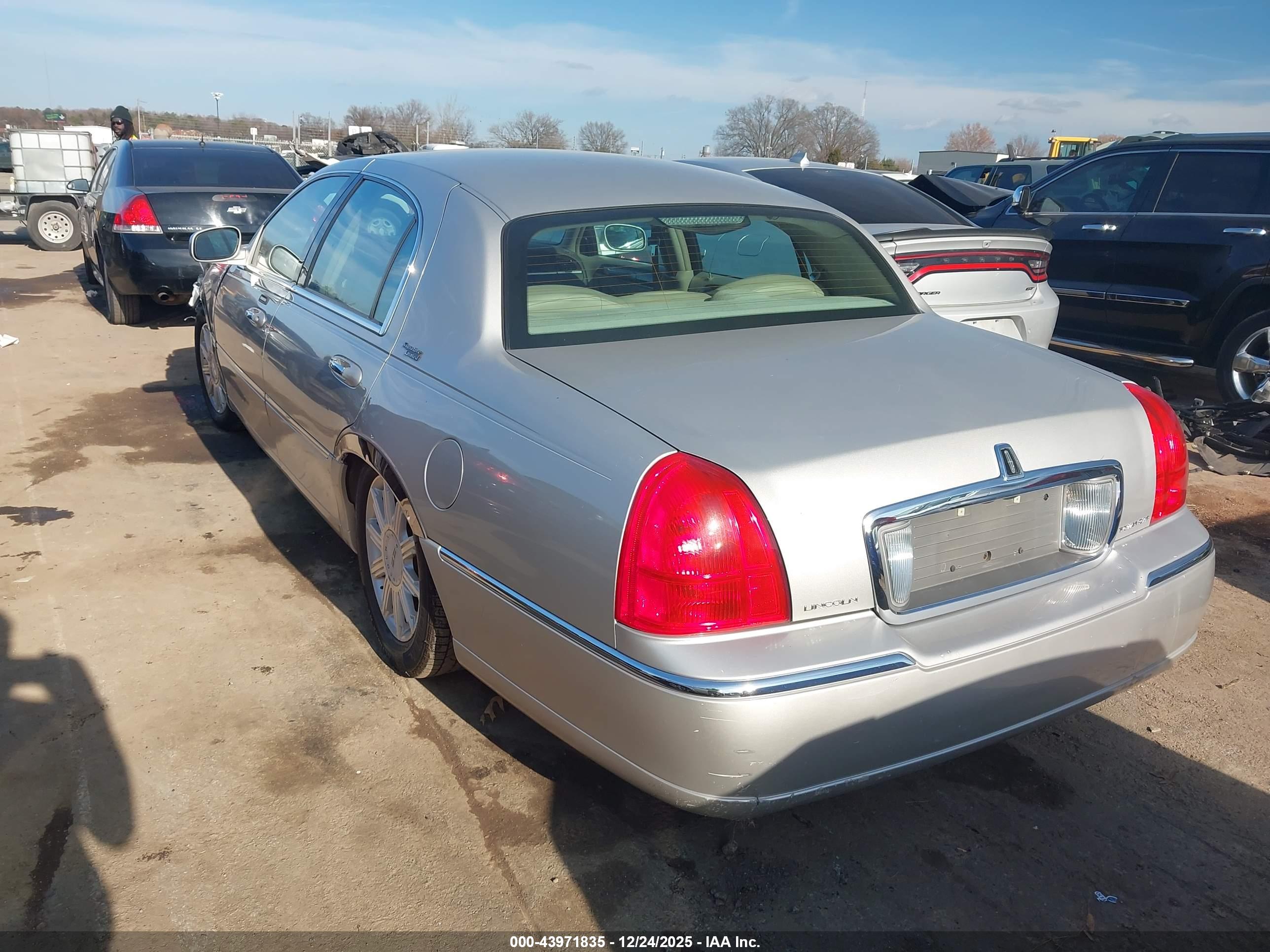 LINCOLN TOWN image 3