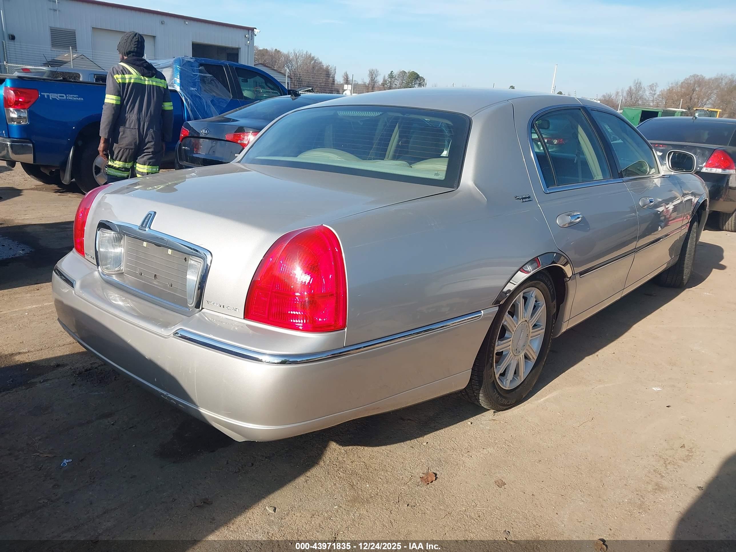 LINCOLN TOWN image 4