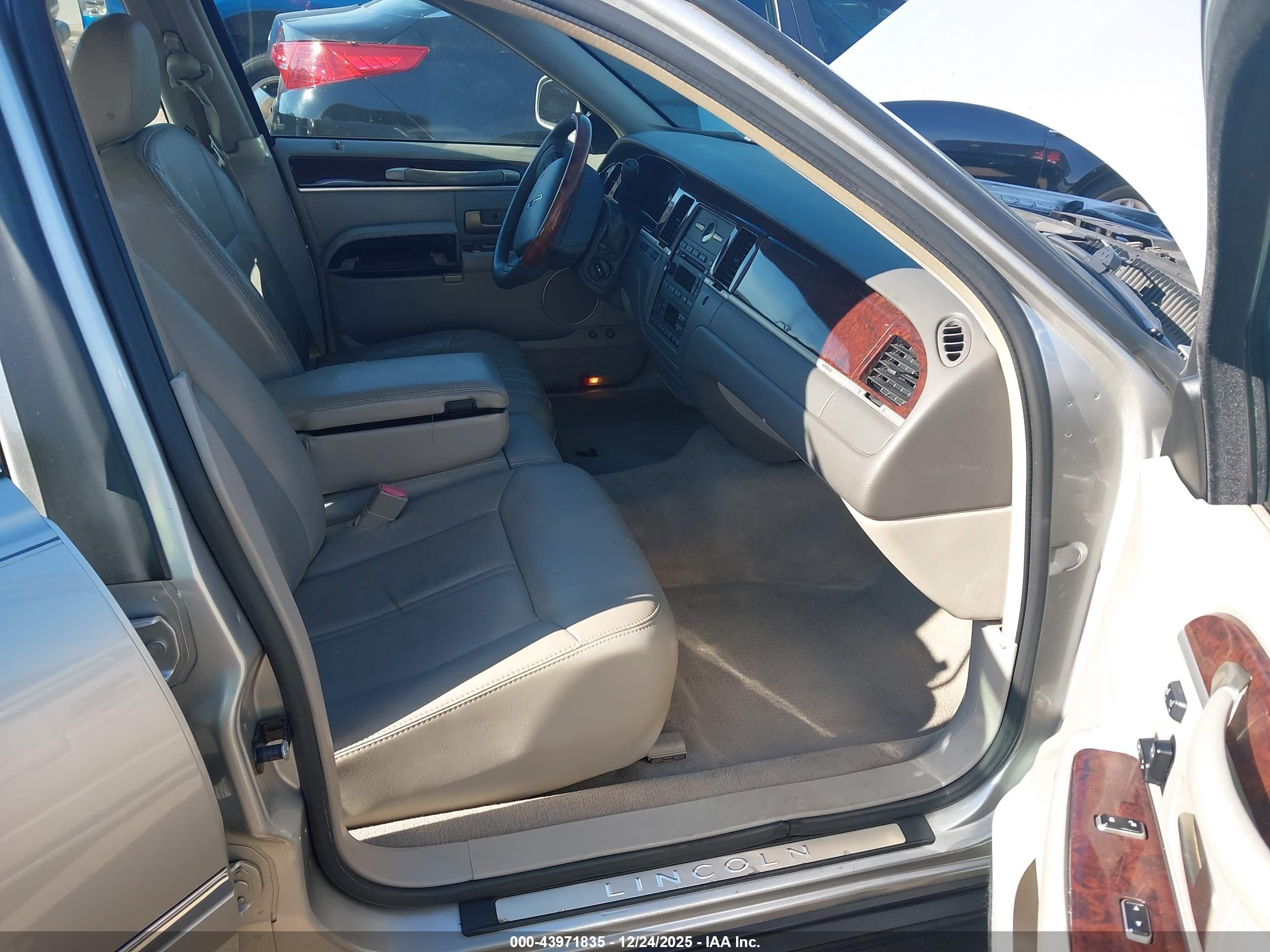 LINCOLN TOWN image 5