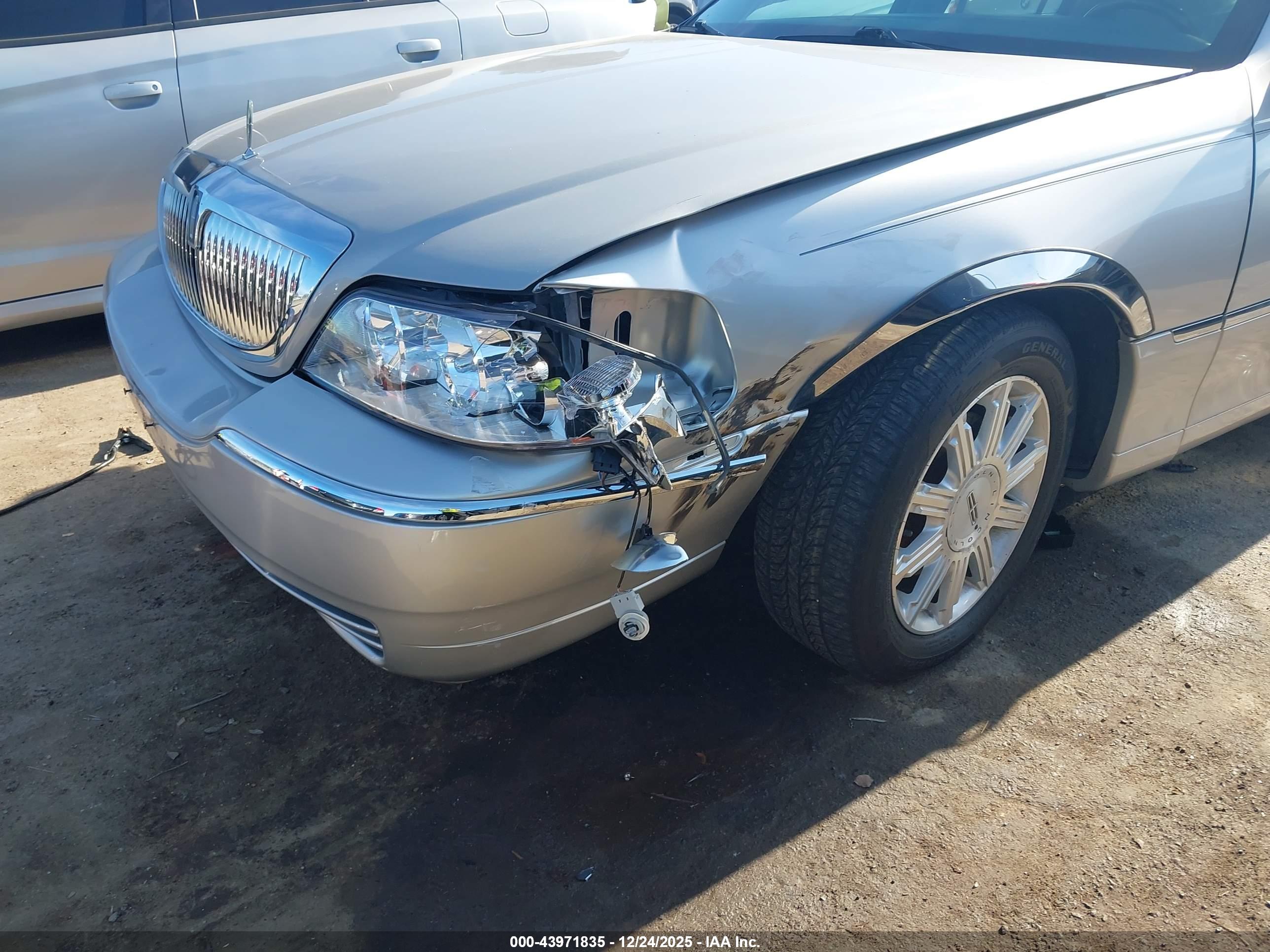 LINCOLN TOWN image 6