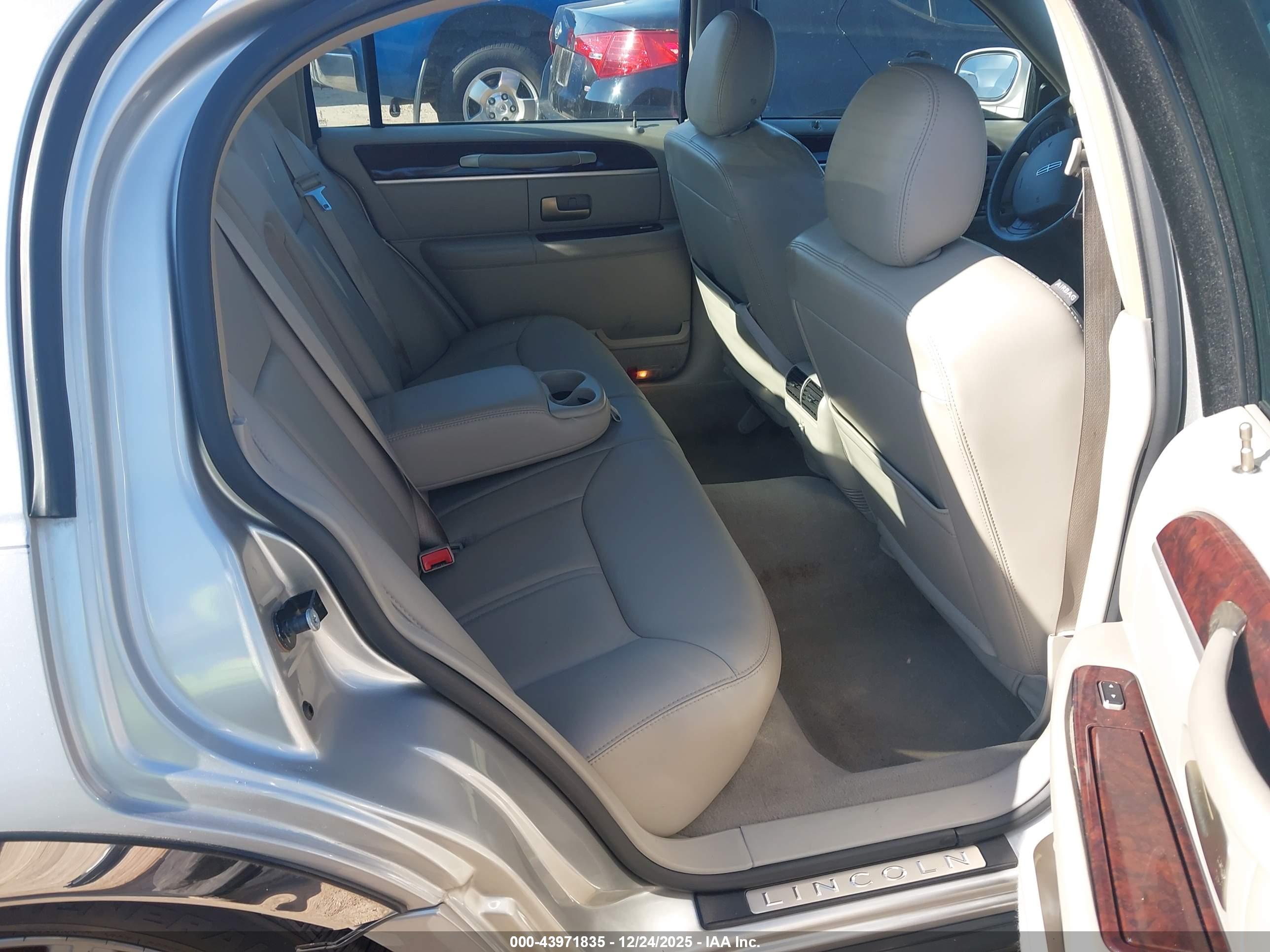 LINCOLN TOWN image 8