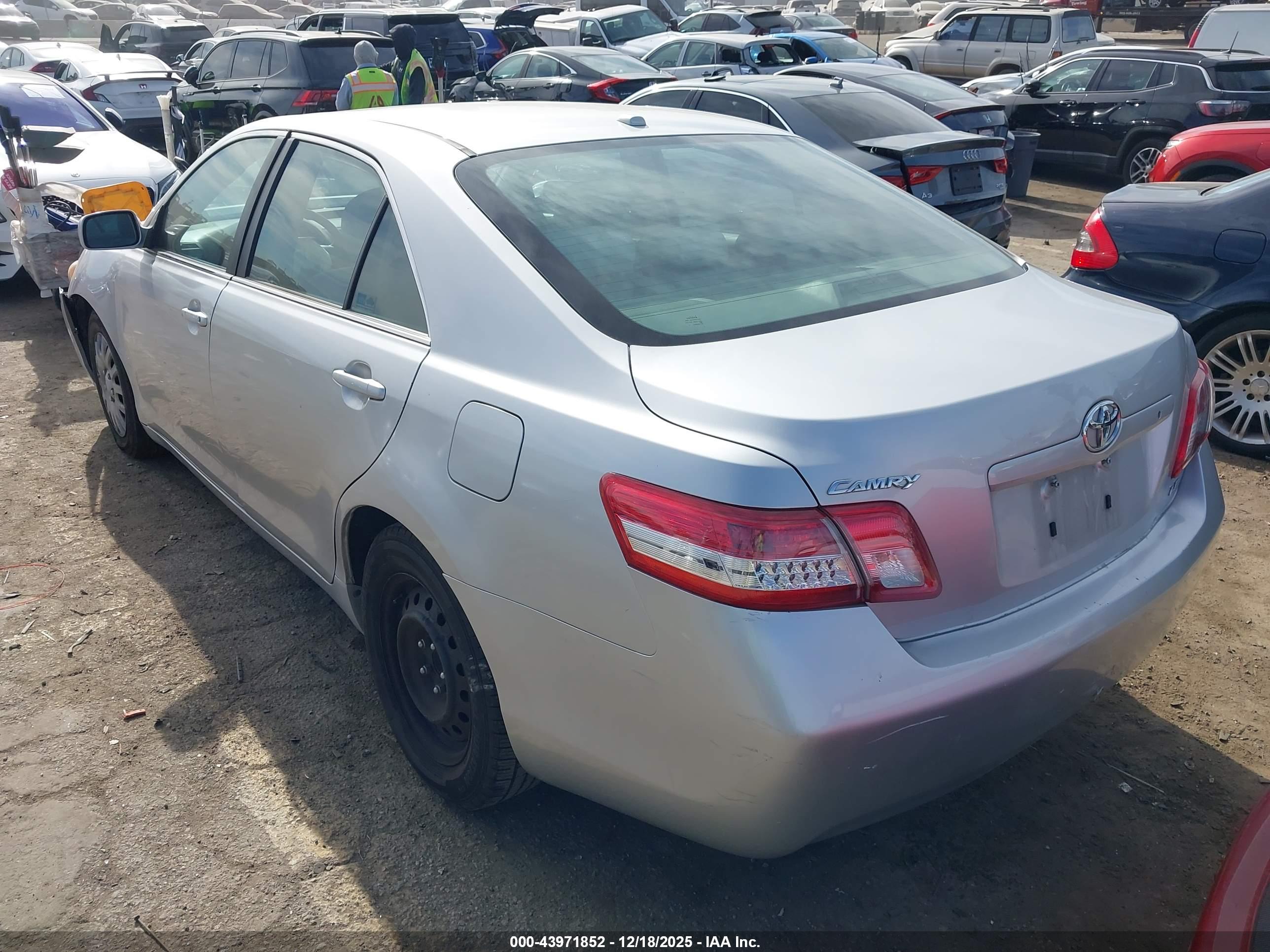 TOYOTA CAMRY image 3